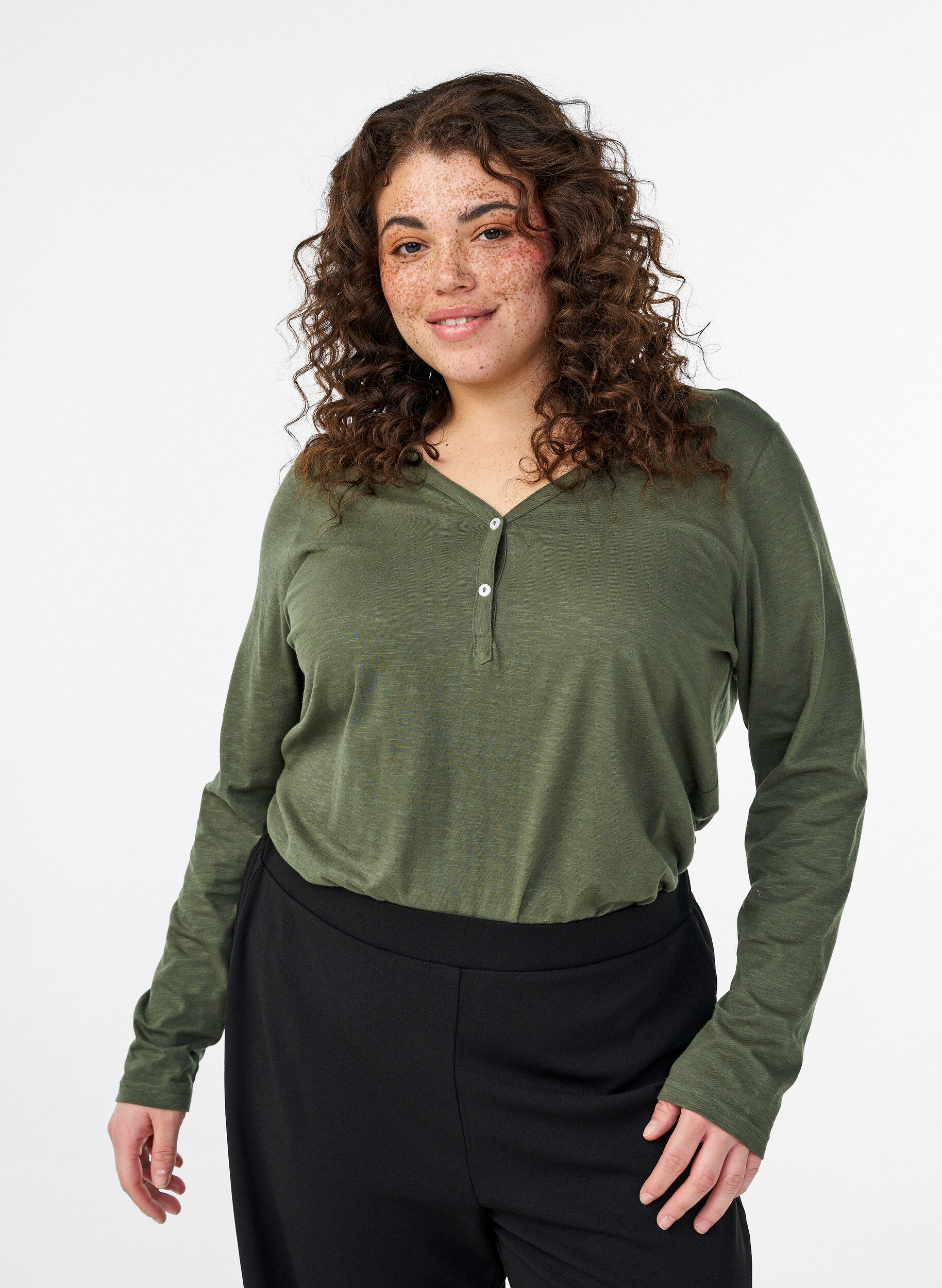 Lang&aelig;rmet t-shirt med V-hals og knapper, Gr&oslash;n, Model