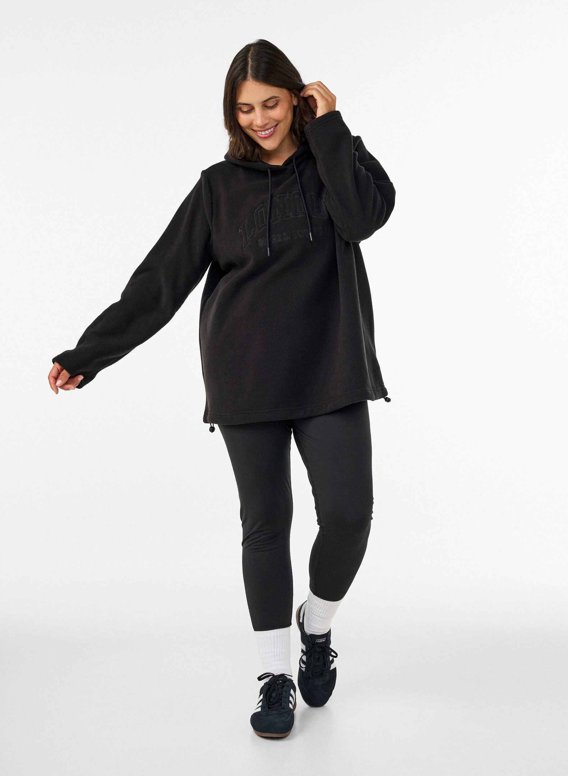 ZizziFleecehoodie med h&oslash;j hals og broderet tekst, Sort, Model image number 1