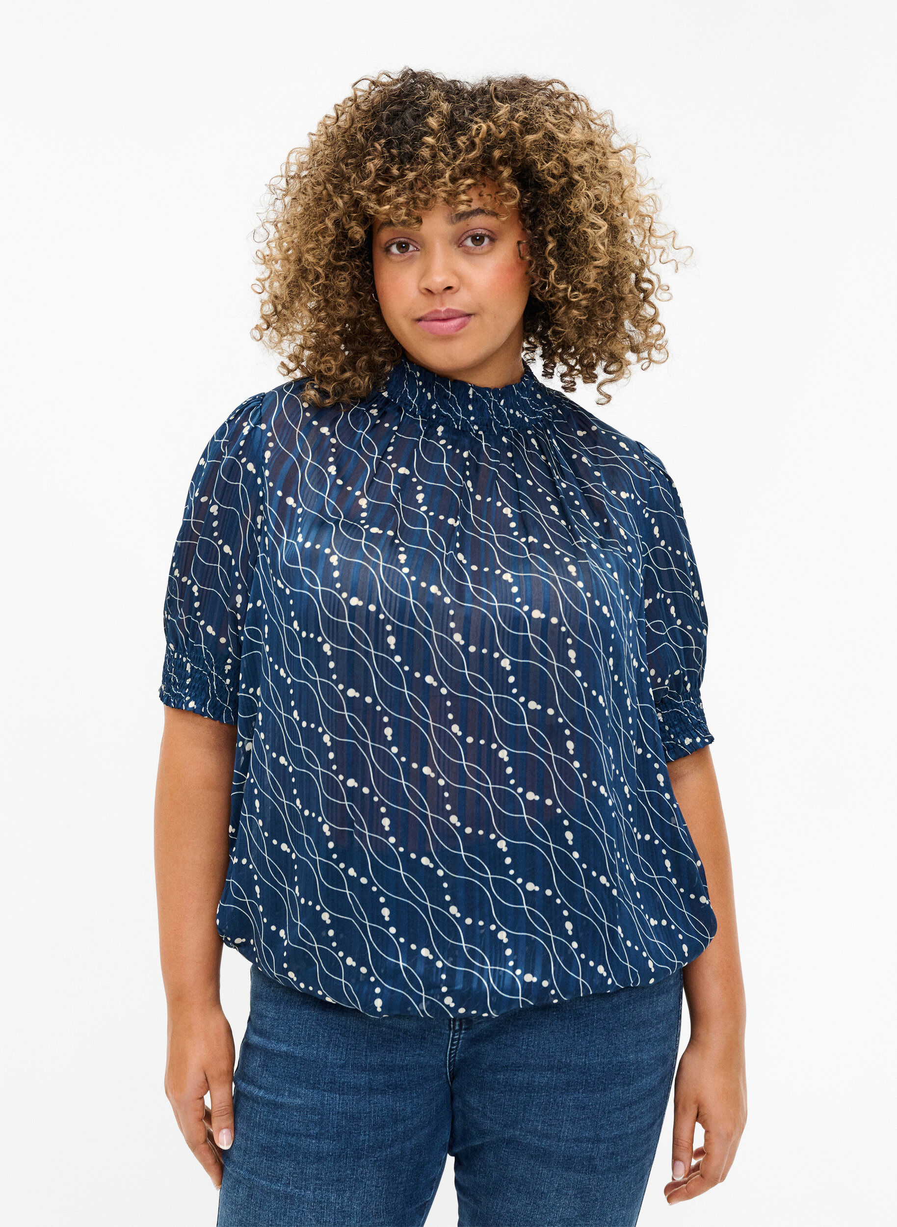 Zizzi Kort&aelig;rmet smockbluse med print, Dress Bl. Swirl AOP, Model image number 0