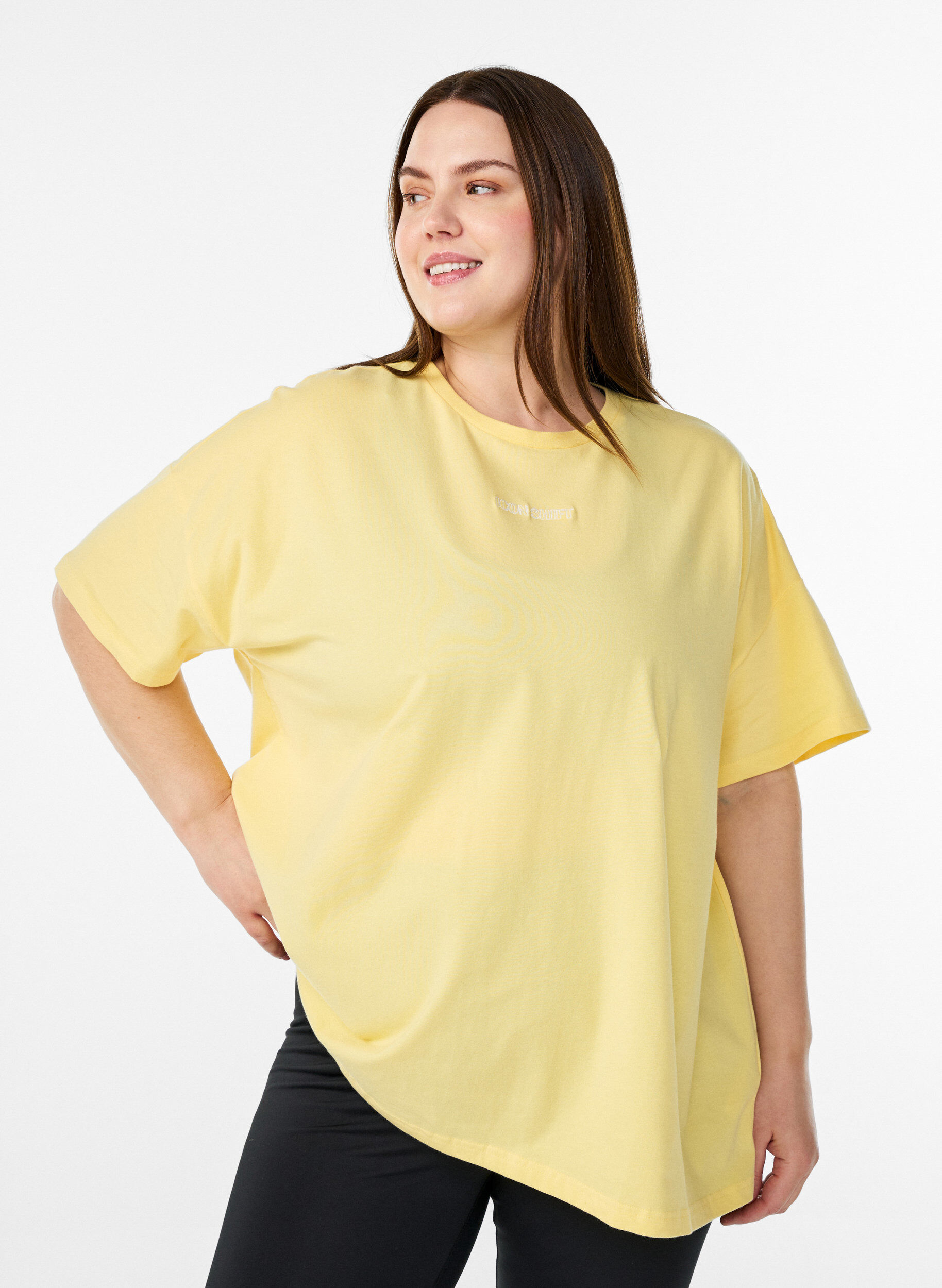 T-shirt i &oslash;kologisk bomuld med lille frontmotiv, Gul, Model