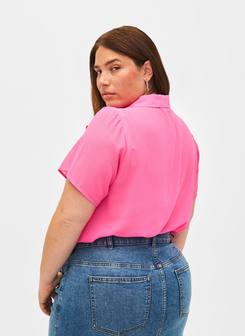 Kortærmet skjortebluse med flæser, Pink Power, Model image number 1