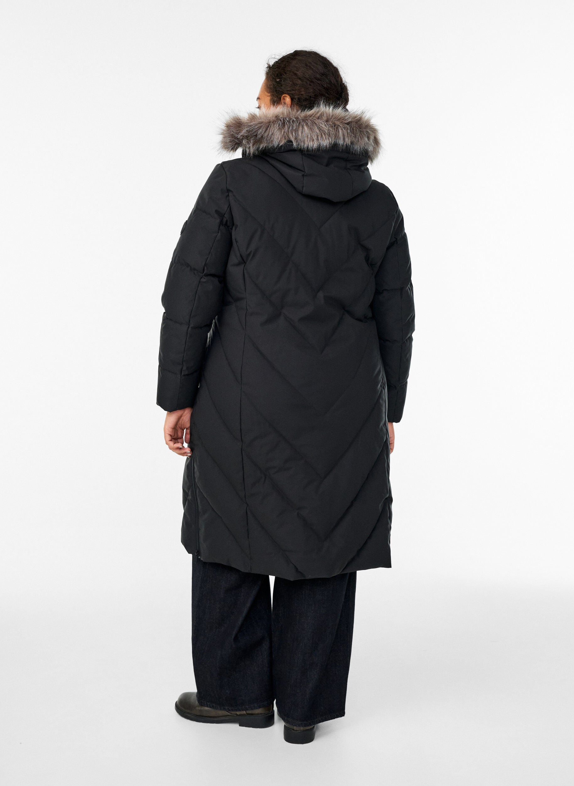 ZizziLang vinterjakke med h&aelig;tte og imiteret pelskrave, Sort, Model image number 2
