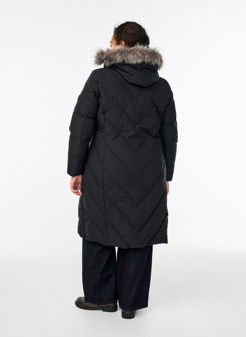 Lang vinterjakke med h&aelig;tte og imiteret pelskrave, Sort, Model image number 2