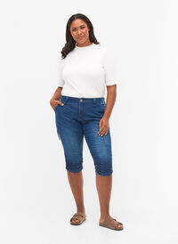 Slim fit capri jeans med lommer, Dark blue denim, Model