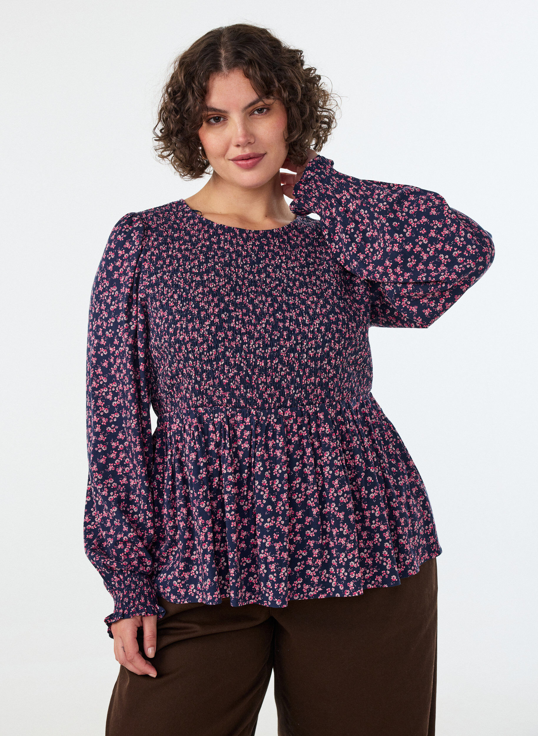 ZizziBluse med smockoverdel og blomsterprint, Bl&aring;, Model image number 2