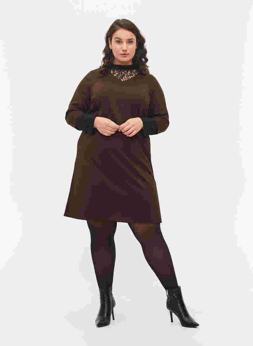 Ensfarvet kjole med v-hals og 3/4 ærmer, Coffee Bean, Model image number 2