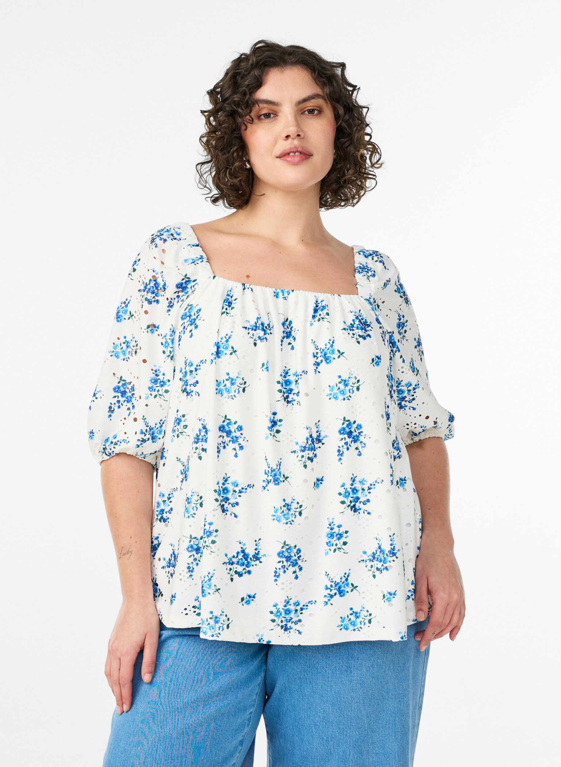 Zizzi Blomstret bluse med firkantet udsk&aelig;ring og hulm&oslash;nster, Hvid, Model image number 0