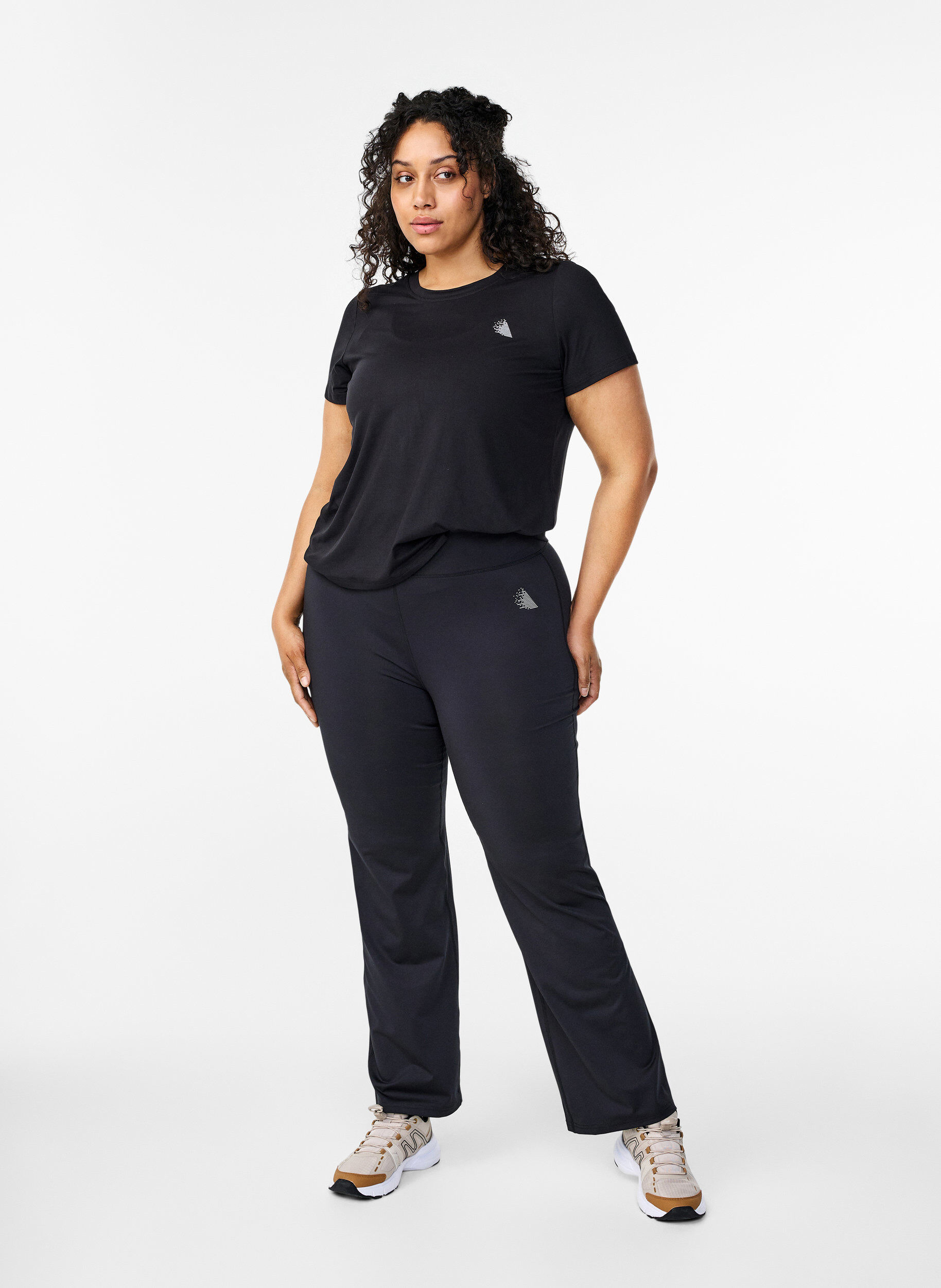 Zizzi Slim fit tr&aelig;nings t-shirt med rund hals, Black, Model image number 2