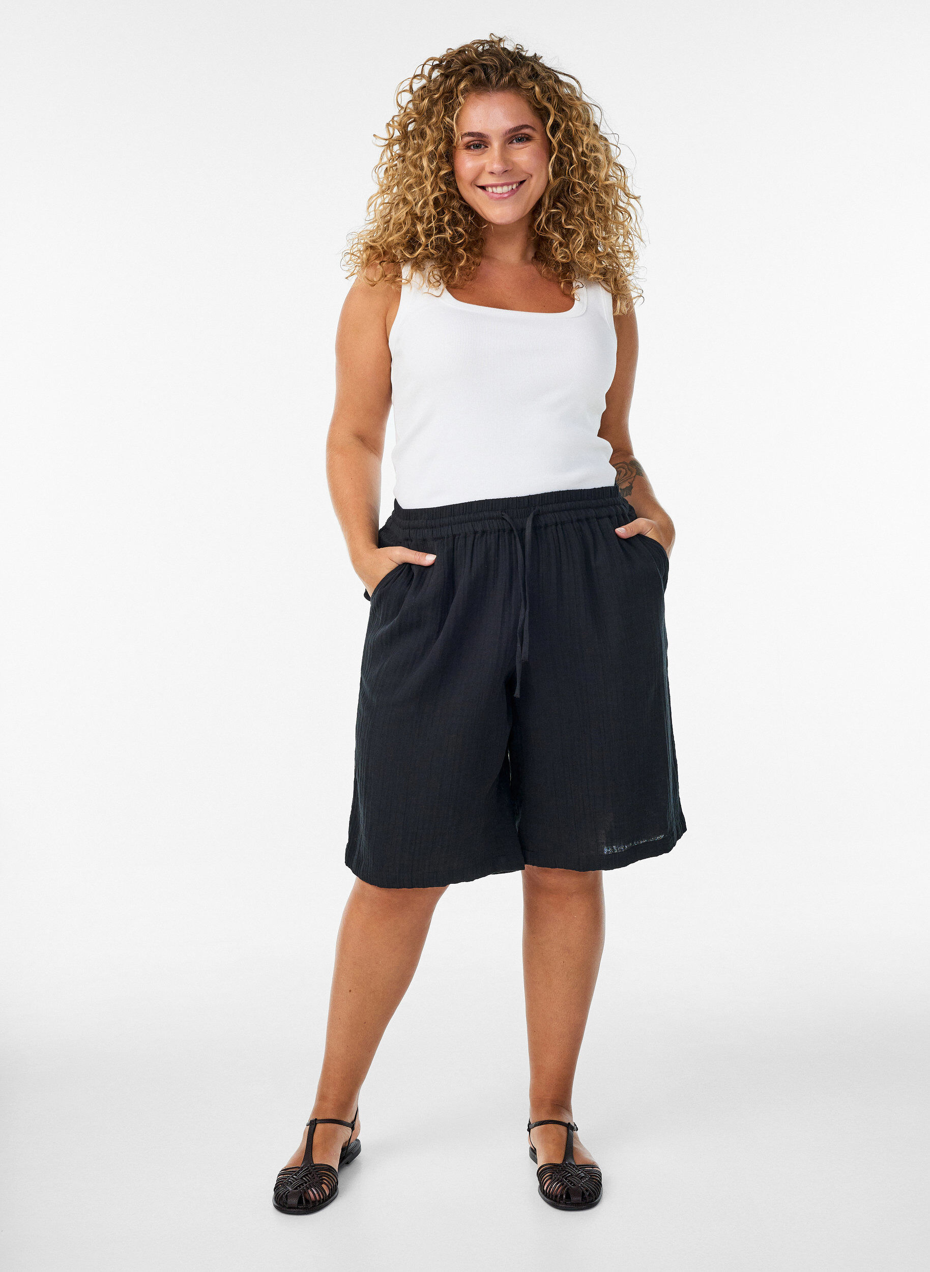 ZizziL&oslash;se shorts i bomuldsmusselin med h&oslash;j talje, Sort, Model image number 1