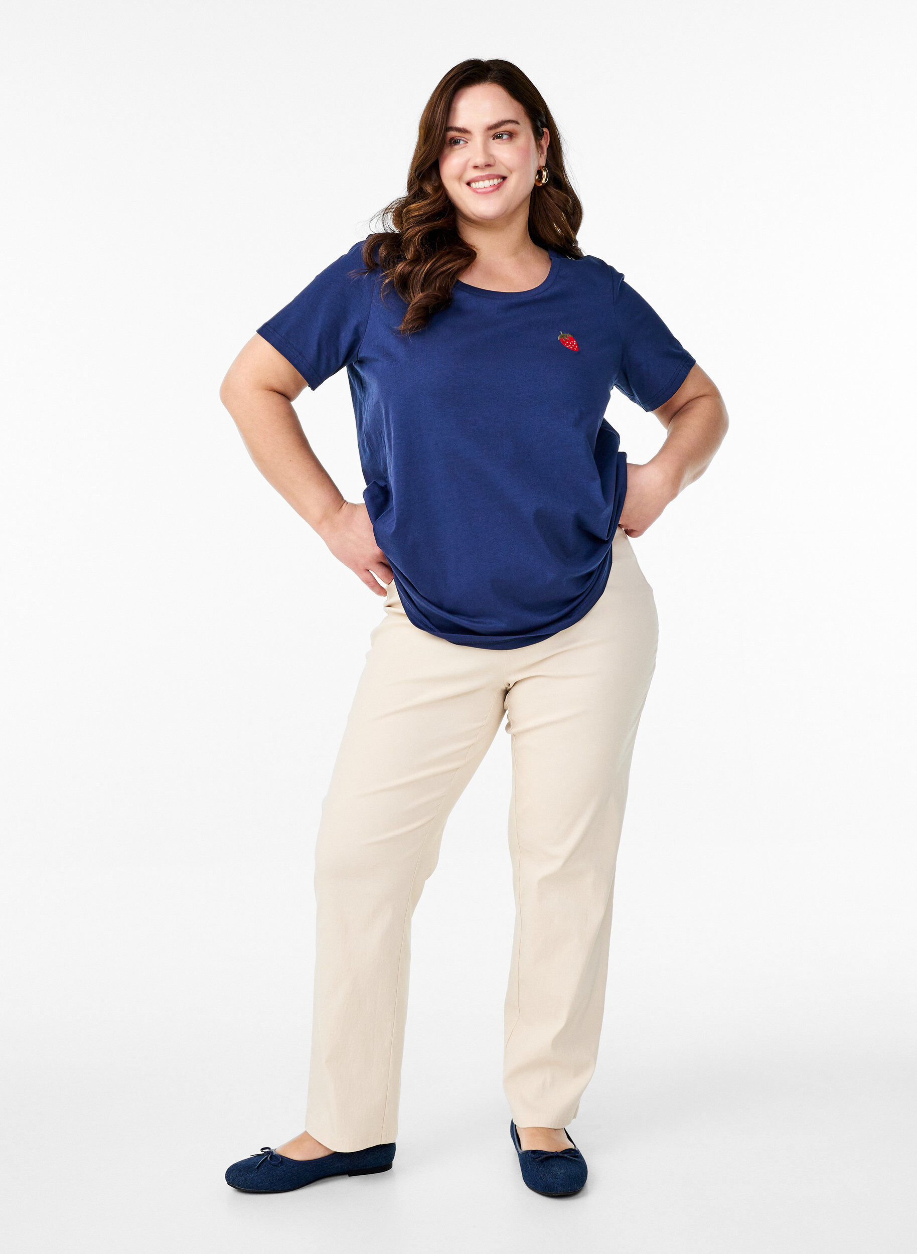 Zizzi T-shirt med jordb&aelig;rbroderi, Naval A. W. Berry, Model image number 2