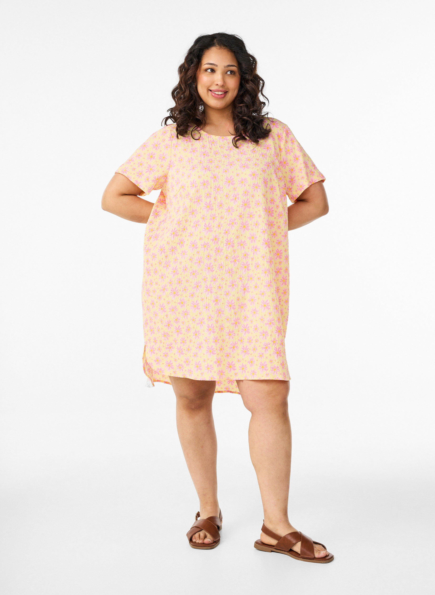 ZizziKort kjole med kr&oslash;llet struktur og korte &aelig;rmer, Gul, Model image number 1