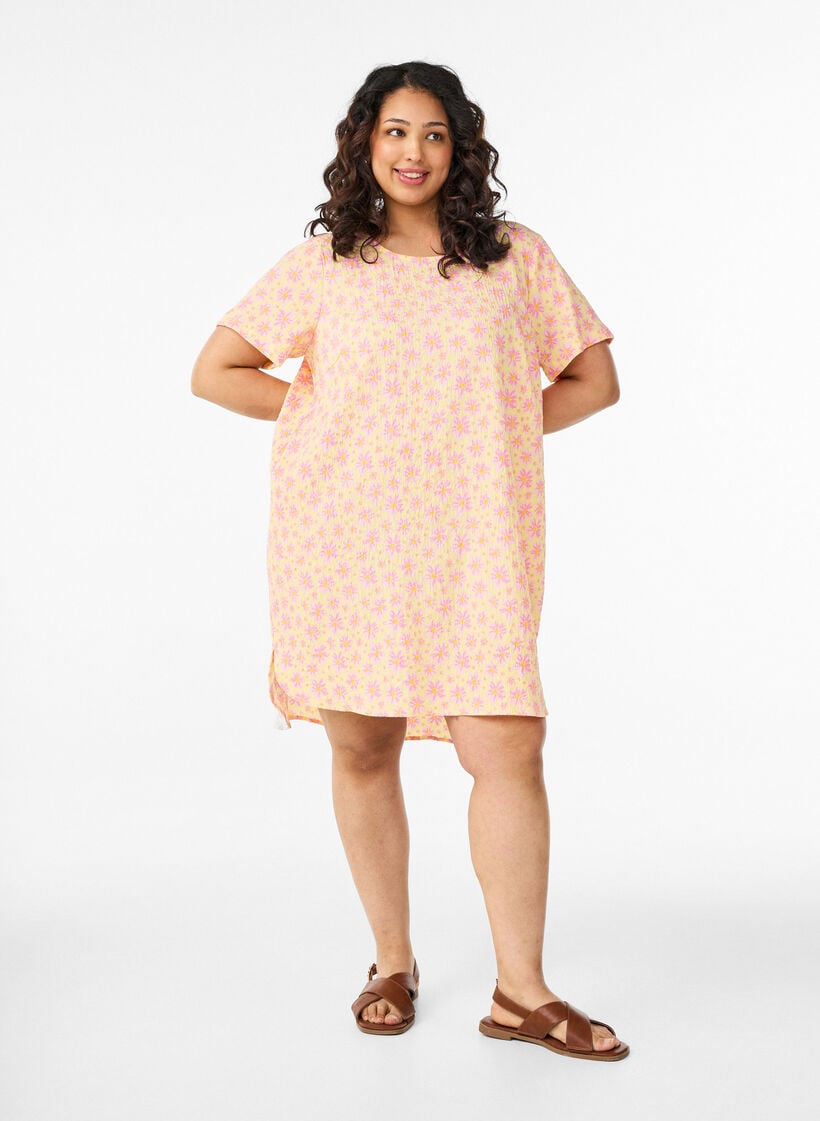 Kort kjole med kr&oslash;llet struktur og korte &aelig;rmer, Gul, Model image number 1