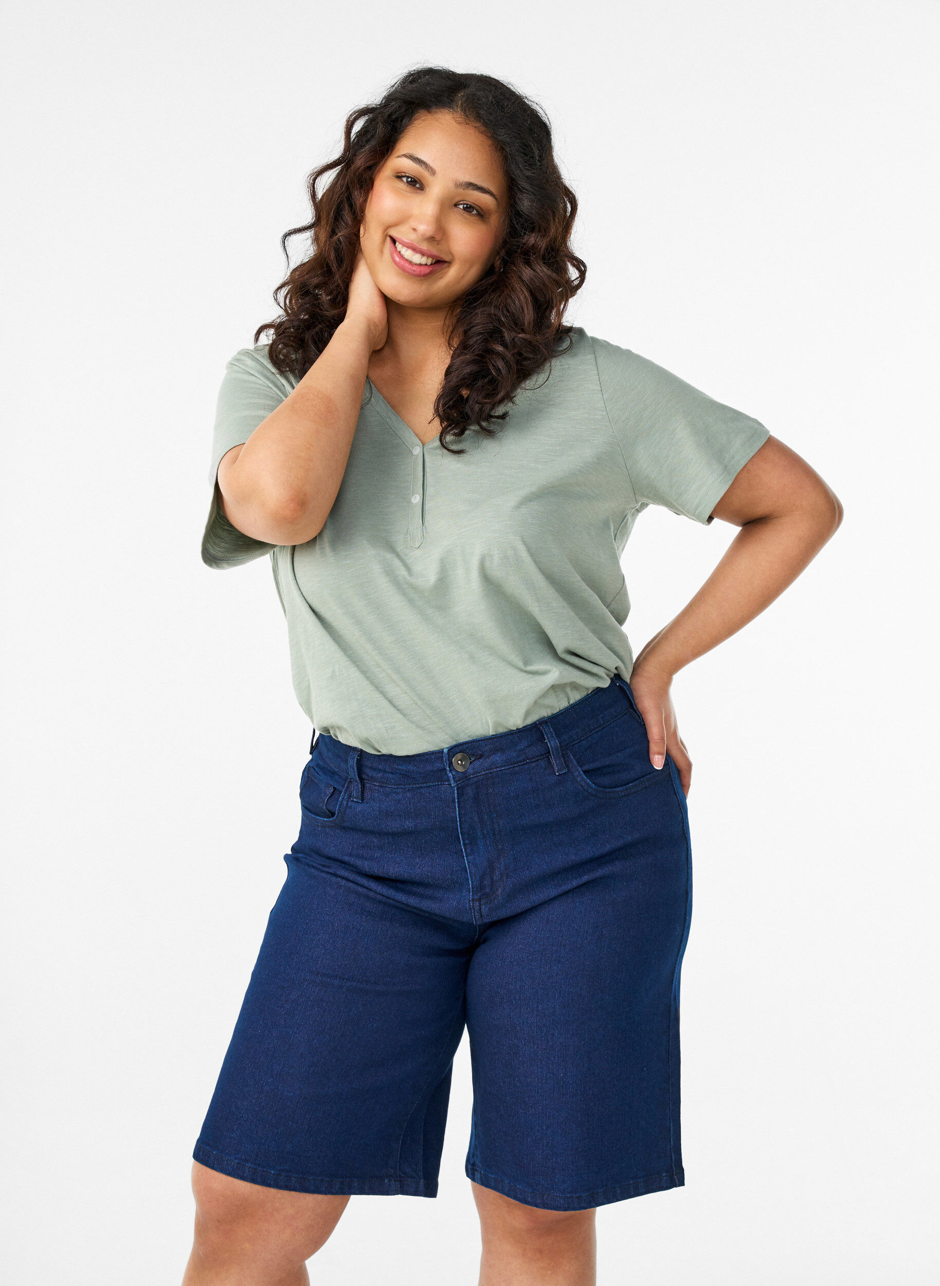 Zizzi L&oslash;se denimshorts med h&oslash;j talje, Bl&aring;, Model image number 0