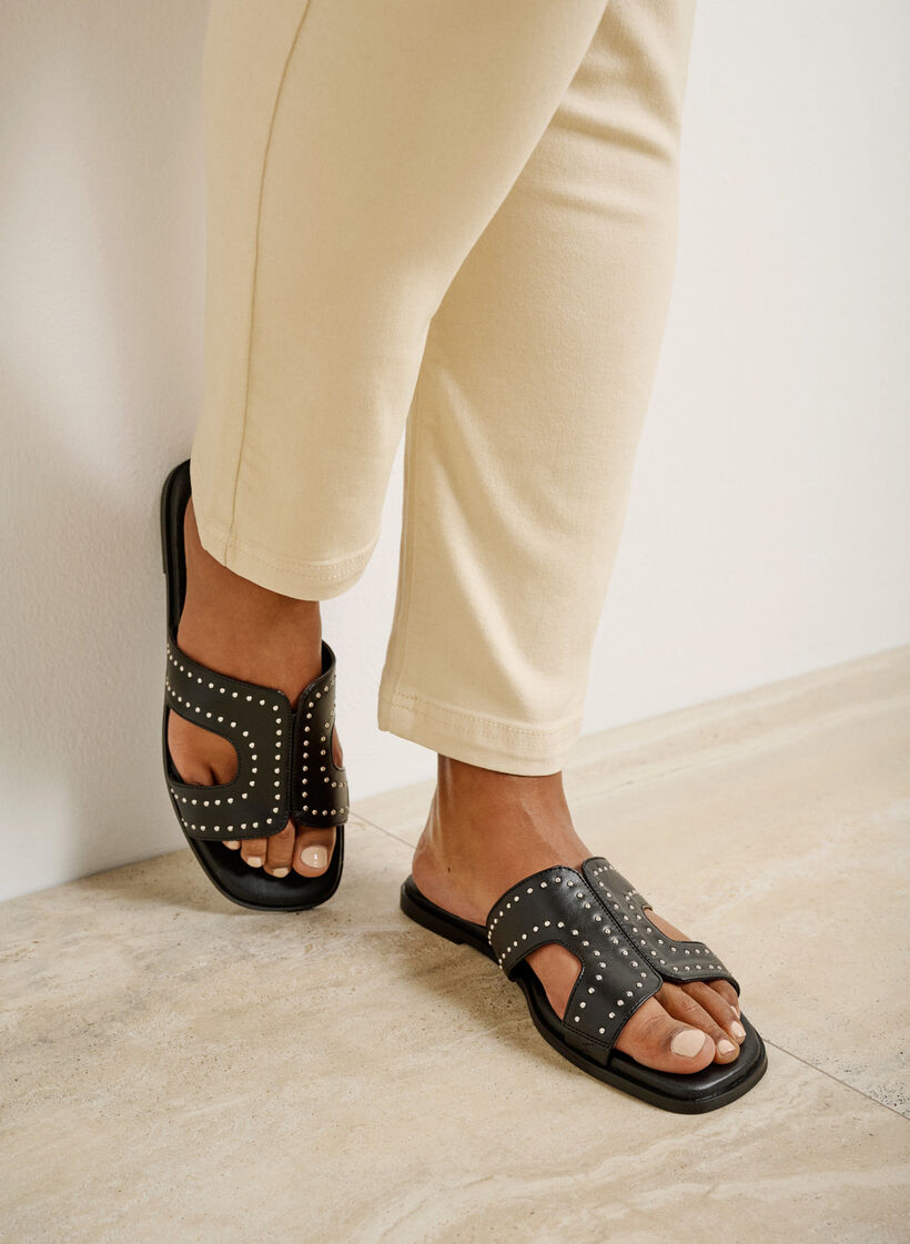 Flade slip-in sandaler med bred pasform og nitter, Black, Image