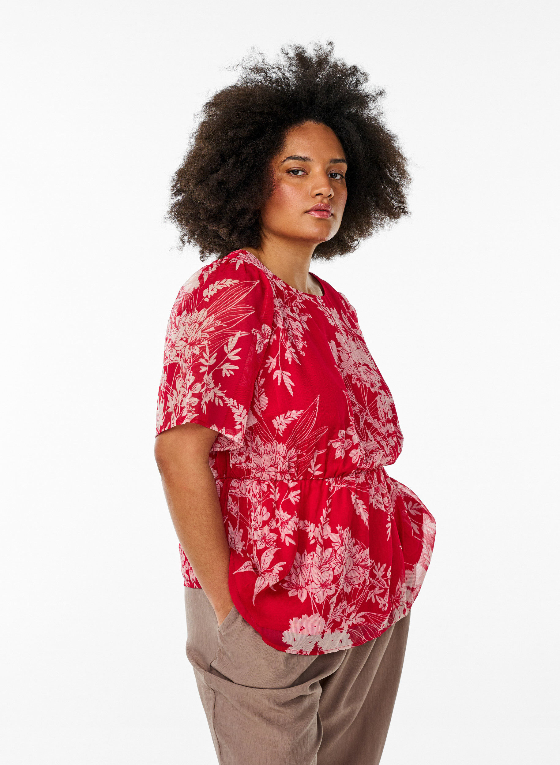 Zizzi Blomstret chiffonbluse med elastisk talje, R&oslash;d, Model image number 0