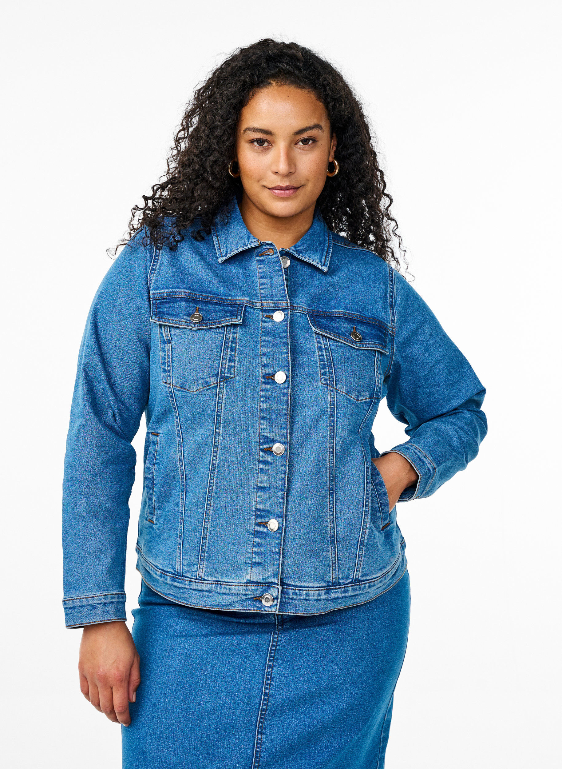 Denimjakke i stretchy bomuldsmix, Bl&aring;, Model