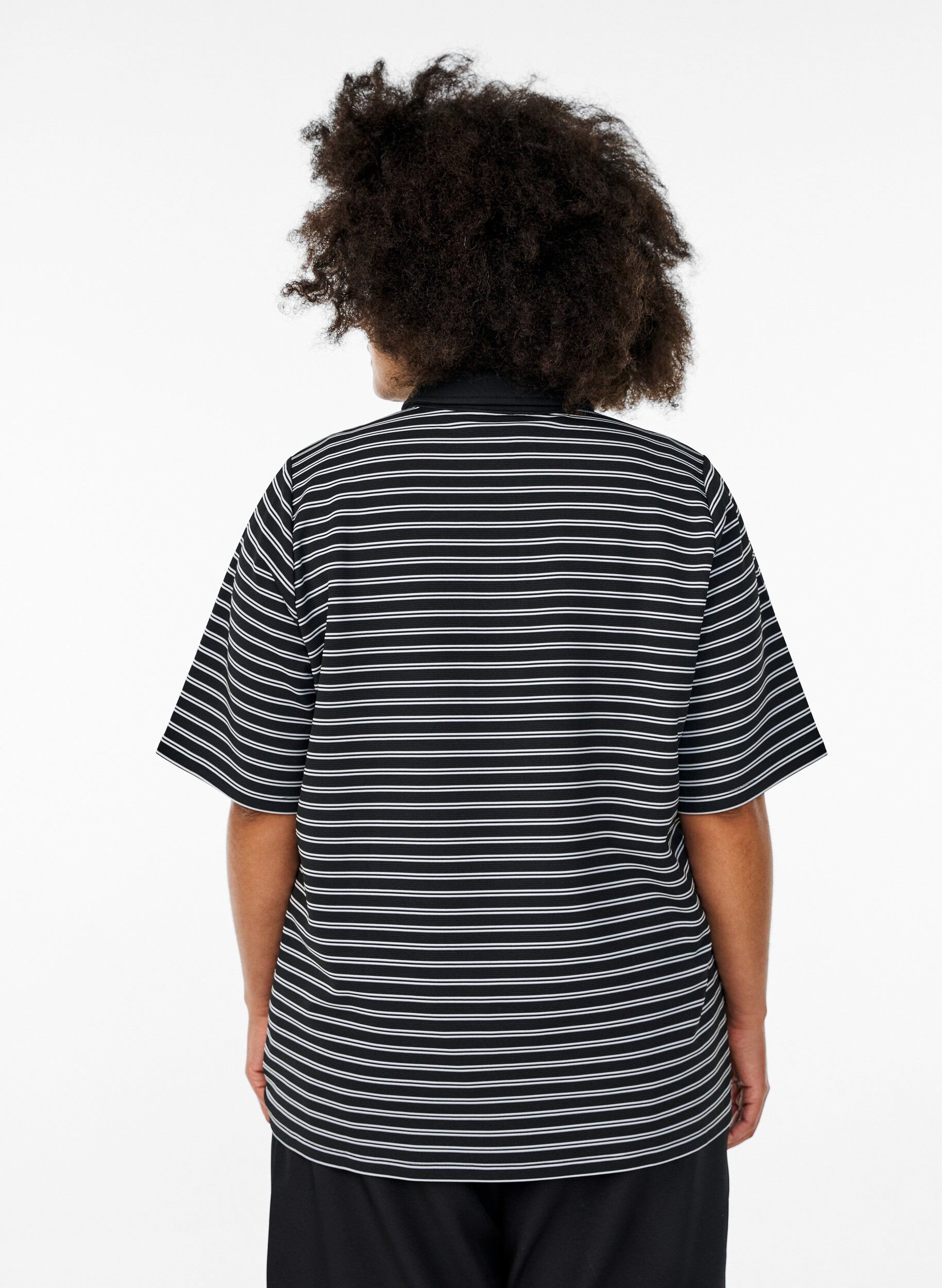 Zizzi Stribet poloshirt med korte &aelig;rmer og knapper, Sort, Model image number 2