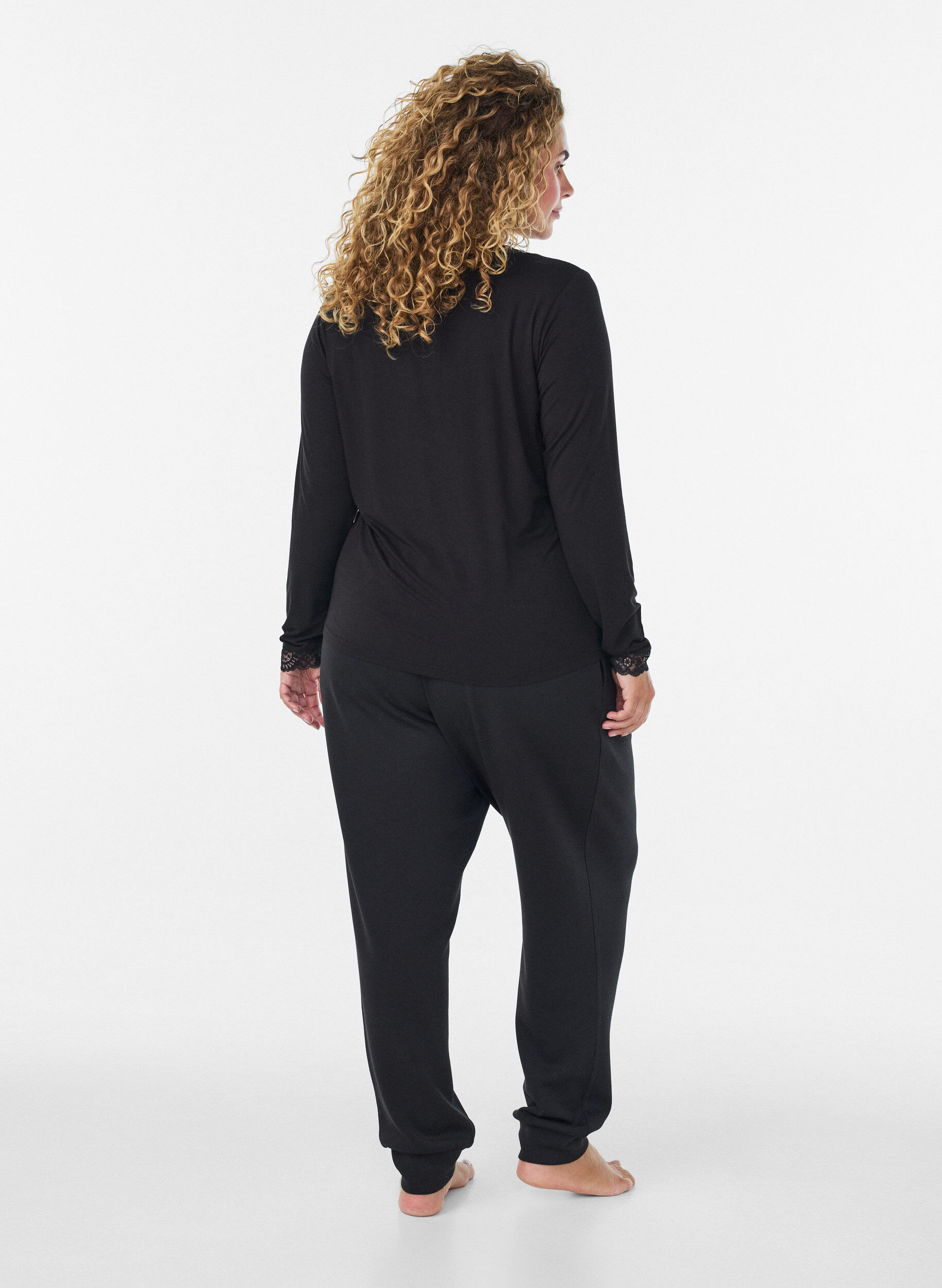 ZizziViskosebluse med blondekanter og V-hals, Sort, Model image number 2