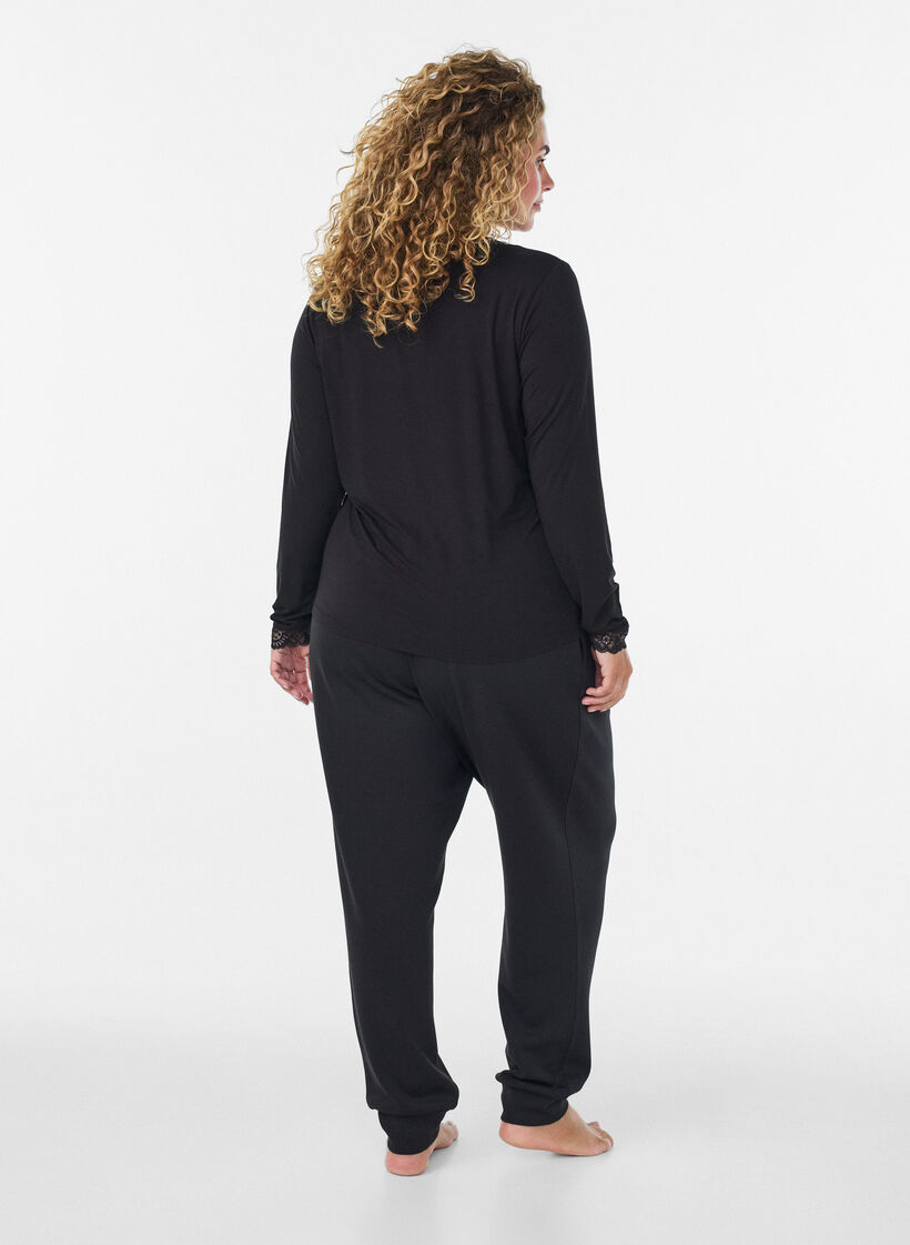 Viskosebluse med blondekanter og V-hals, Sort, Model image number 2