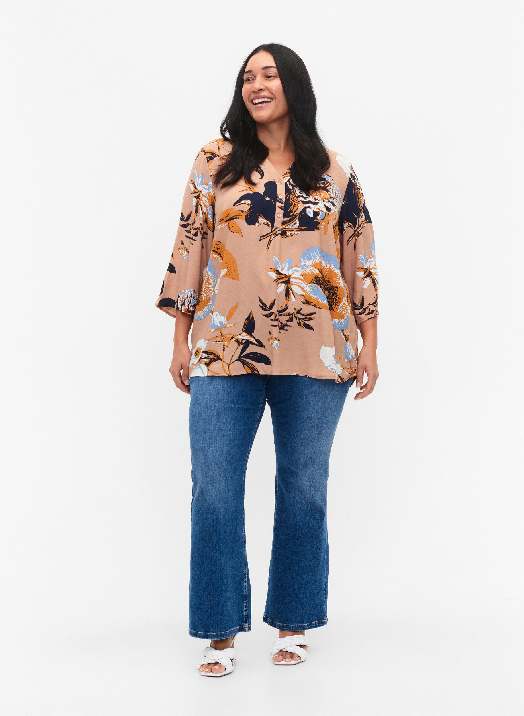 Zizzi Bluse i viskose med 3/4 &aelig;rmer, Blue Flower AOP, Model image number 2