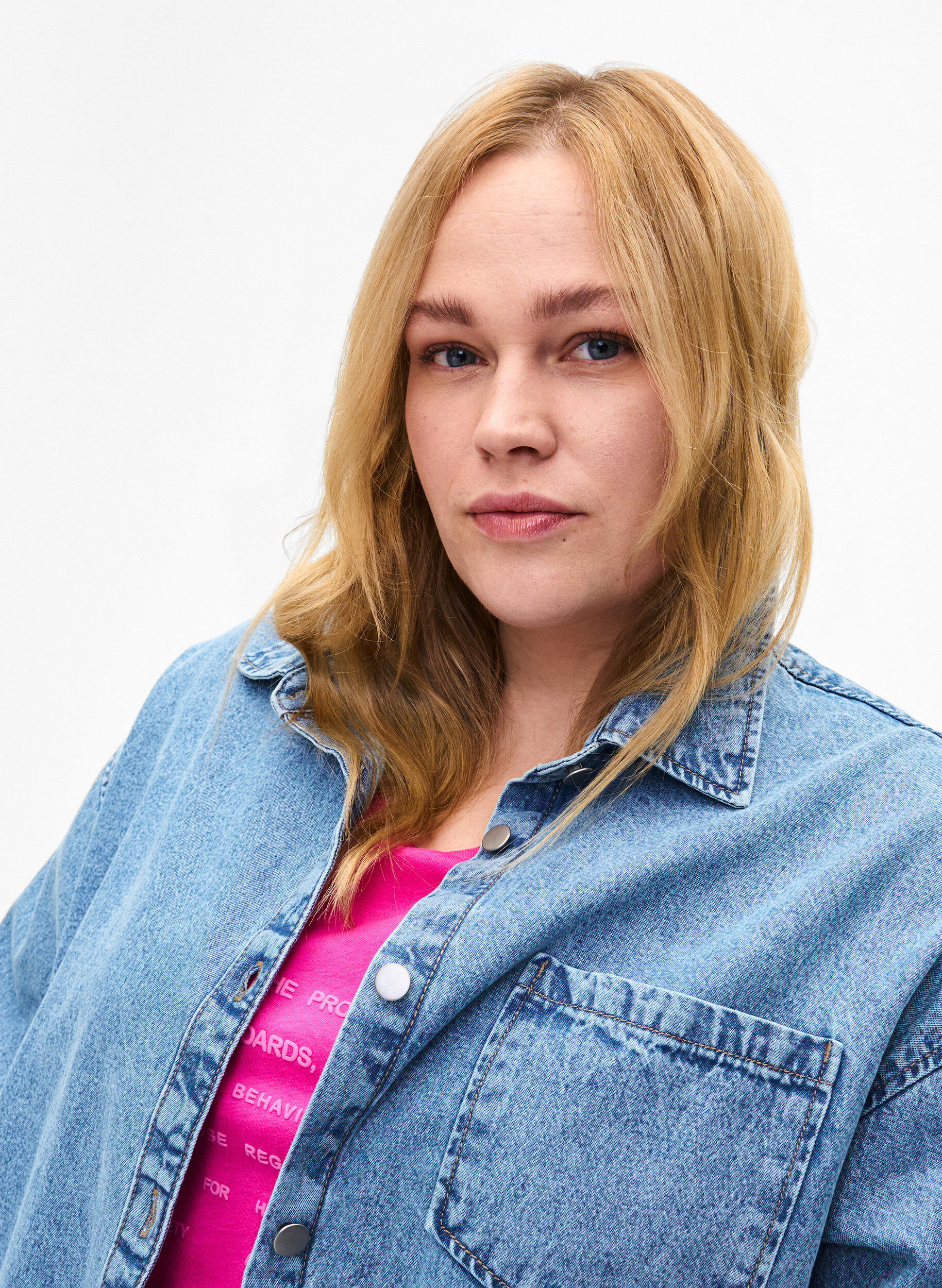 Zizzi L&oslash;s denimskjorte med brystlomme, Light blue denim, Model image number 2