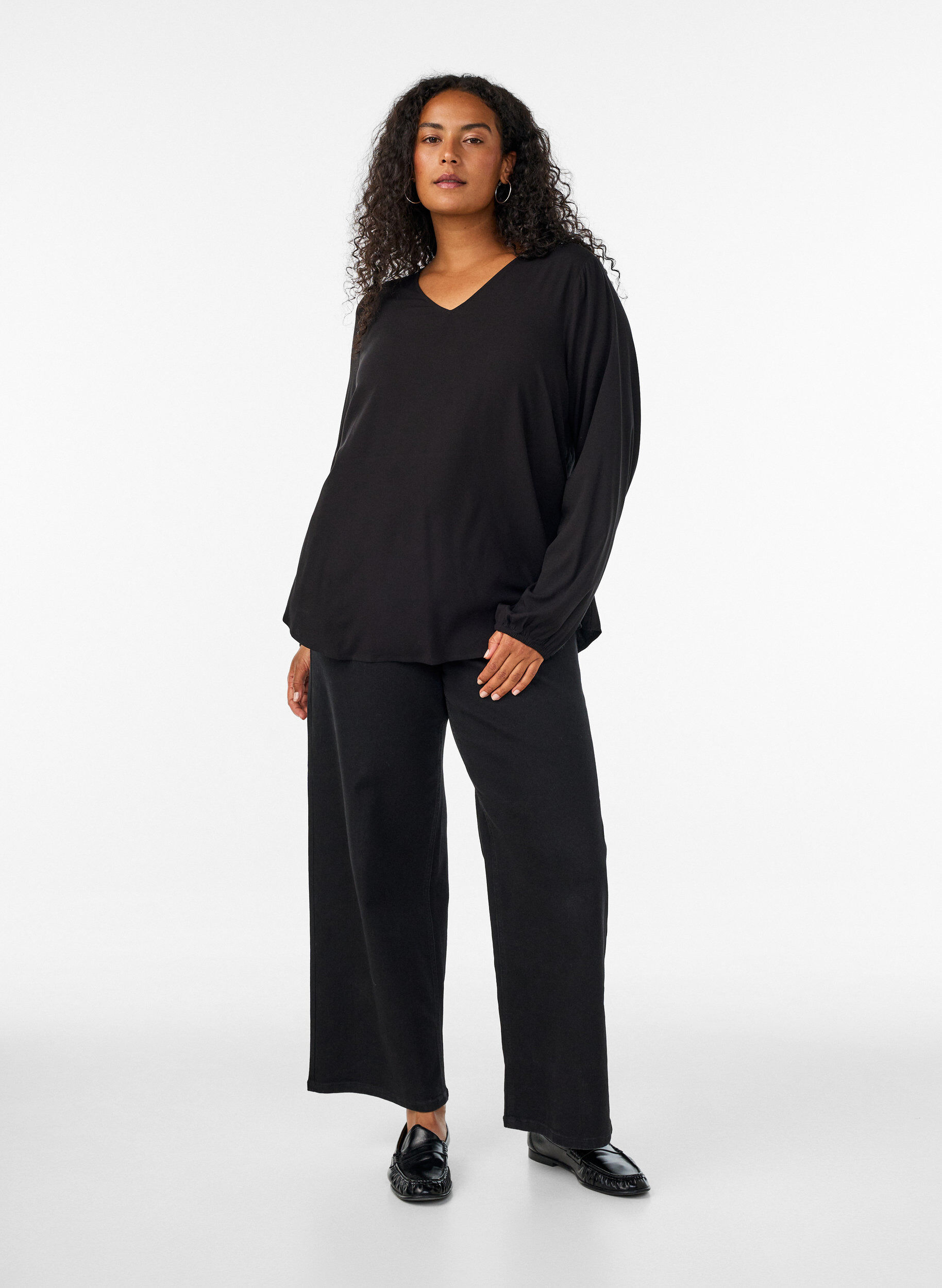 ZizziViskosebluse med V-hals og lange &aelig;rmer, Sort, Model image number 1