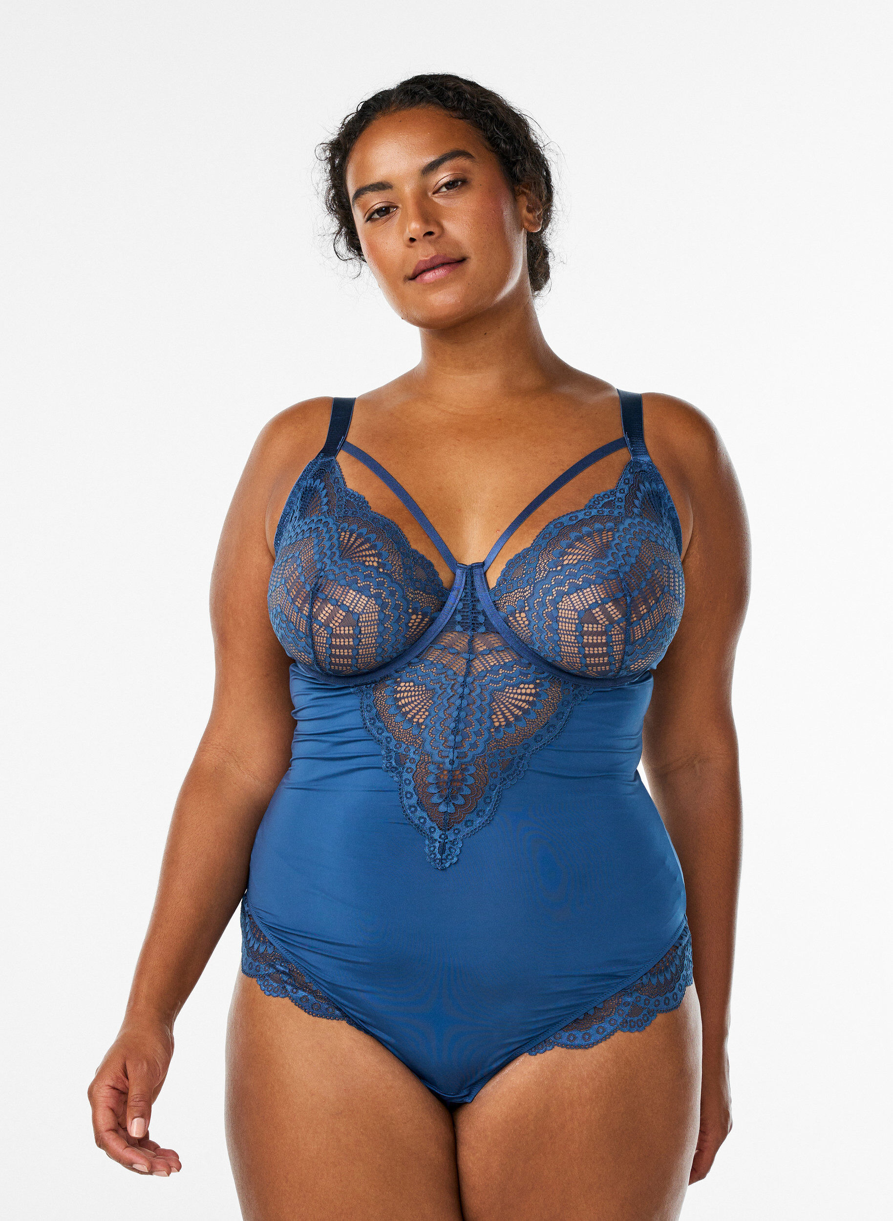 Blonde body med b&oslash;jle og stropdetalje, Bl&aring;, Model