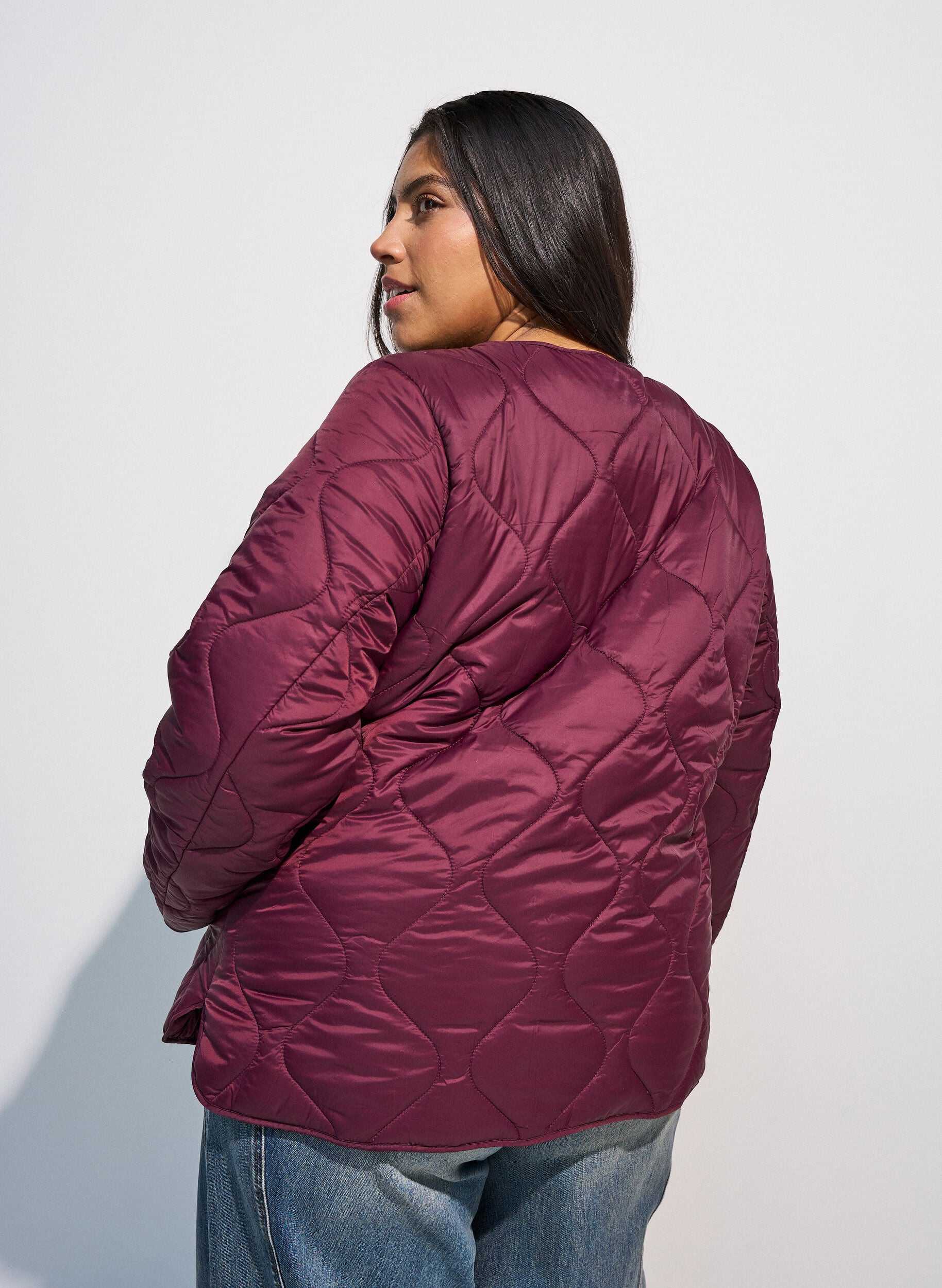 ZizziQuiltet jakke med trykknapper og rund hals, M&oslash;rk Bordeaux, Model image number 2