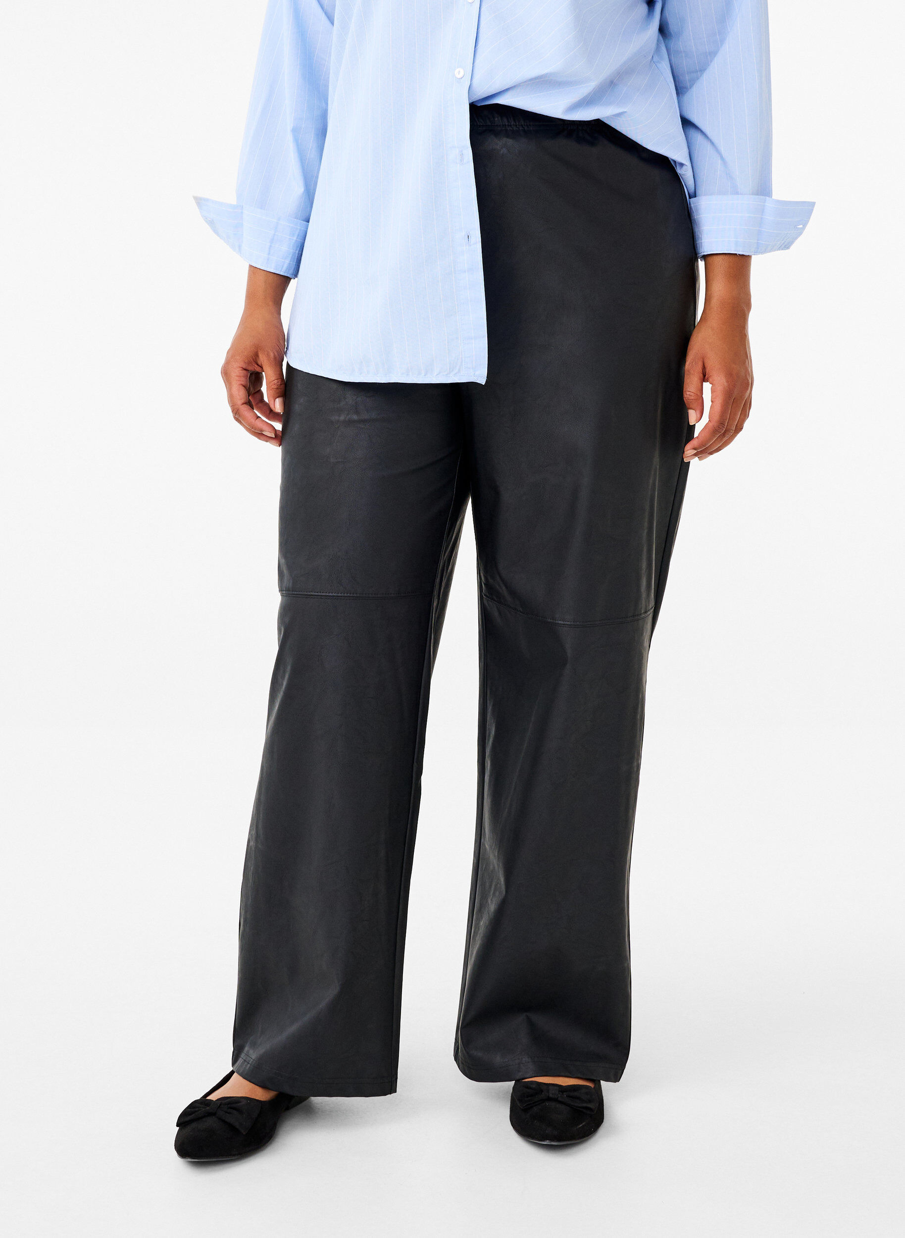 Zizzi L&oslash;se bukser i imiteret l&aelig;der med elastisk linning, Black, Model image number 2