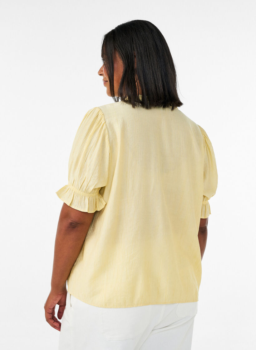 Kort&aelig;rmet bluse i viskoseblanding med struktur og fl&aelig;se&aelig;rmer, Gul, Model image number 2