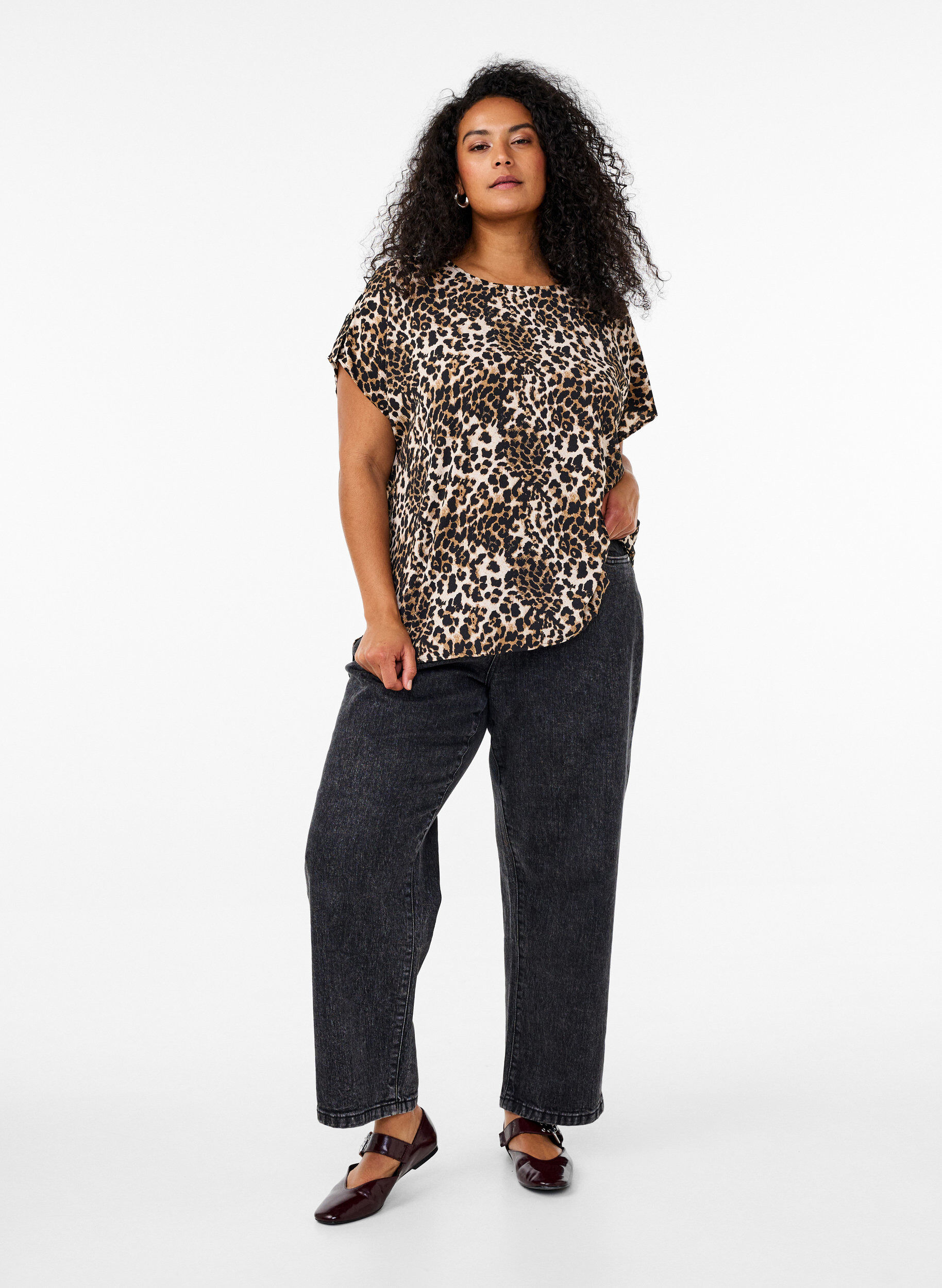 Zizzi Kort&aelig;rmet bluse med leopardprint, Leopard AOP, Model image number 2