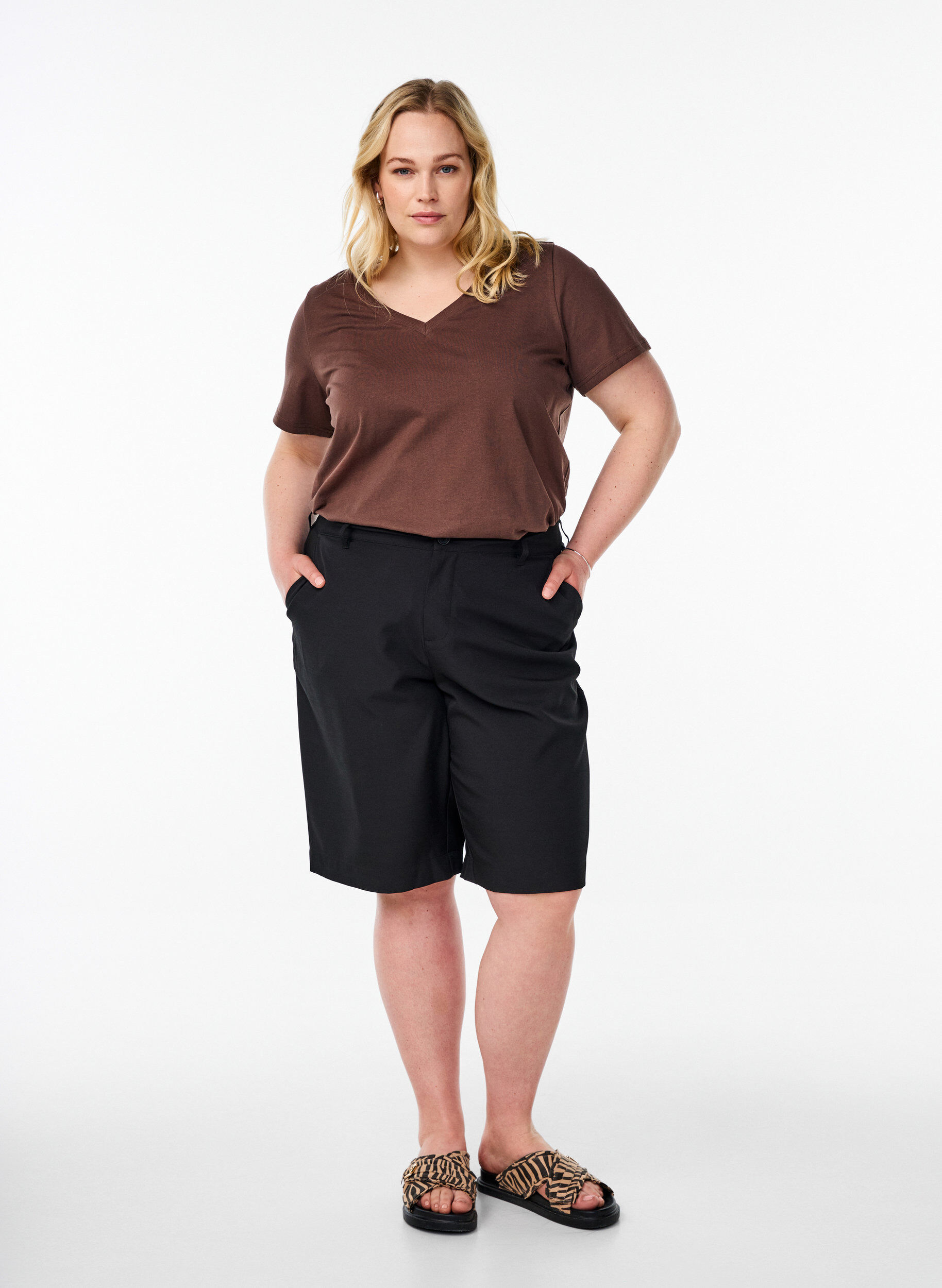 Zizzi Basis t-shirt i bomuld med V-hals, Brun, Model image number 1