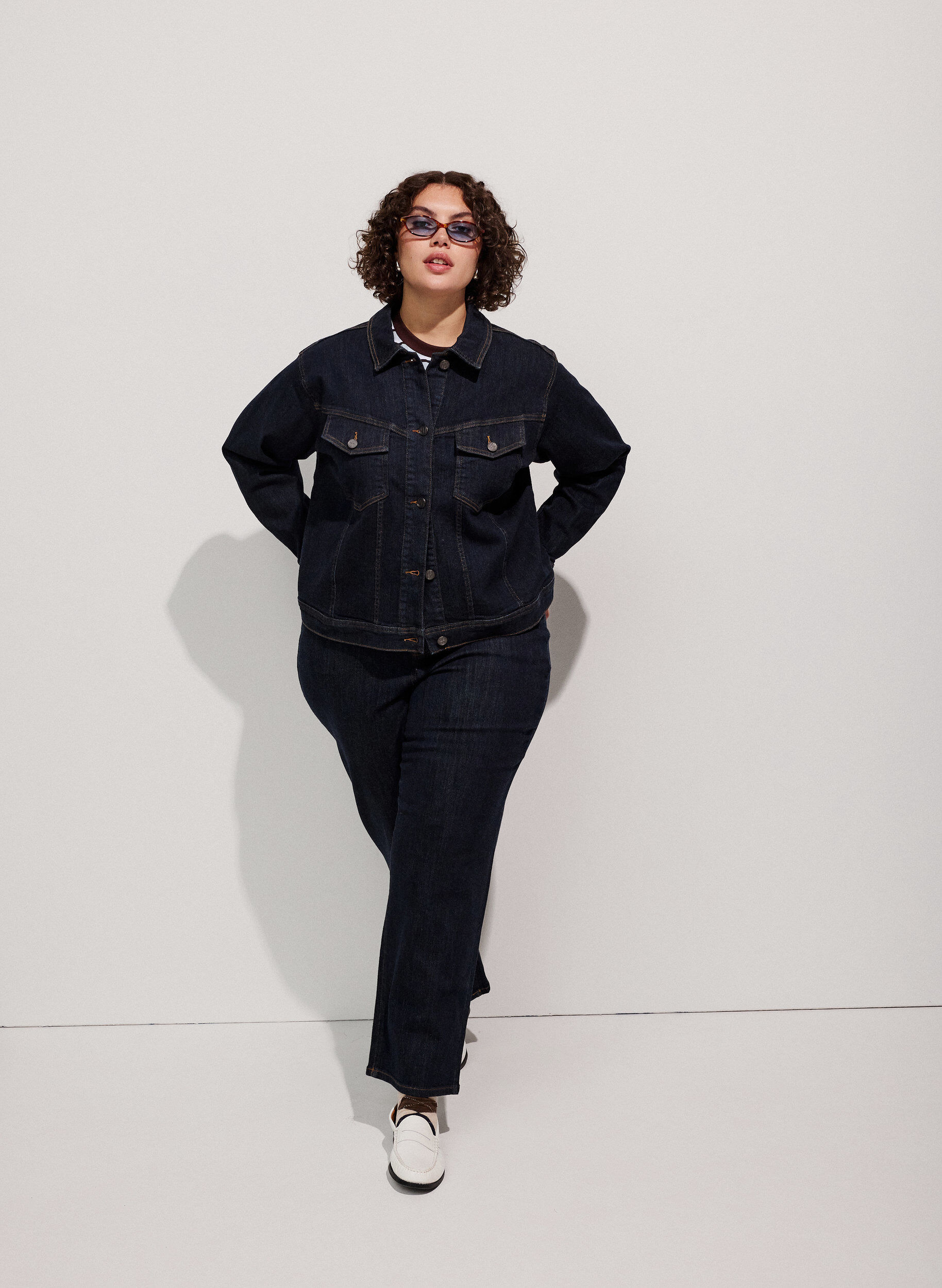 ZizziStraight fit Kiana jeans med h&oslash;j talje, Bl&aring;, Model image number 1