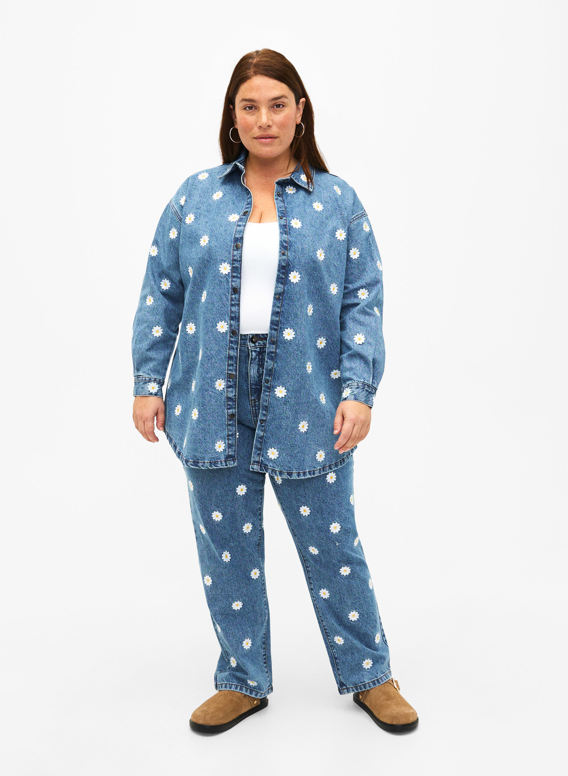 Zizzi L&oslash;s denimskjorte med broderede margueritter, L.B. Flower, Model image number 2