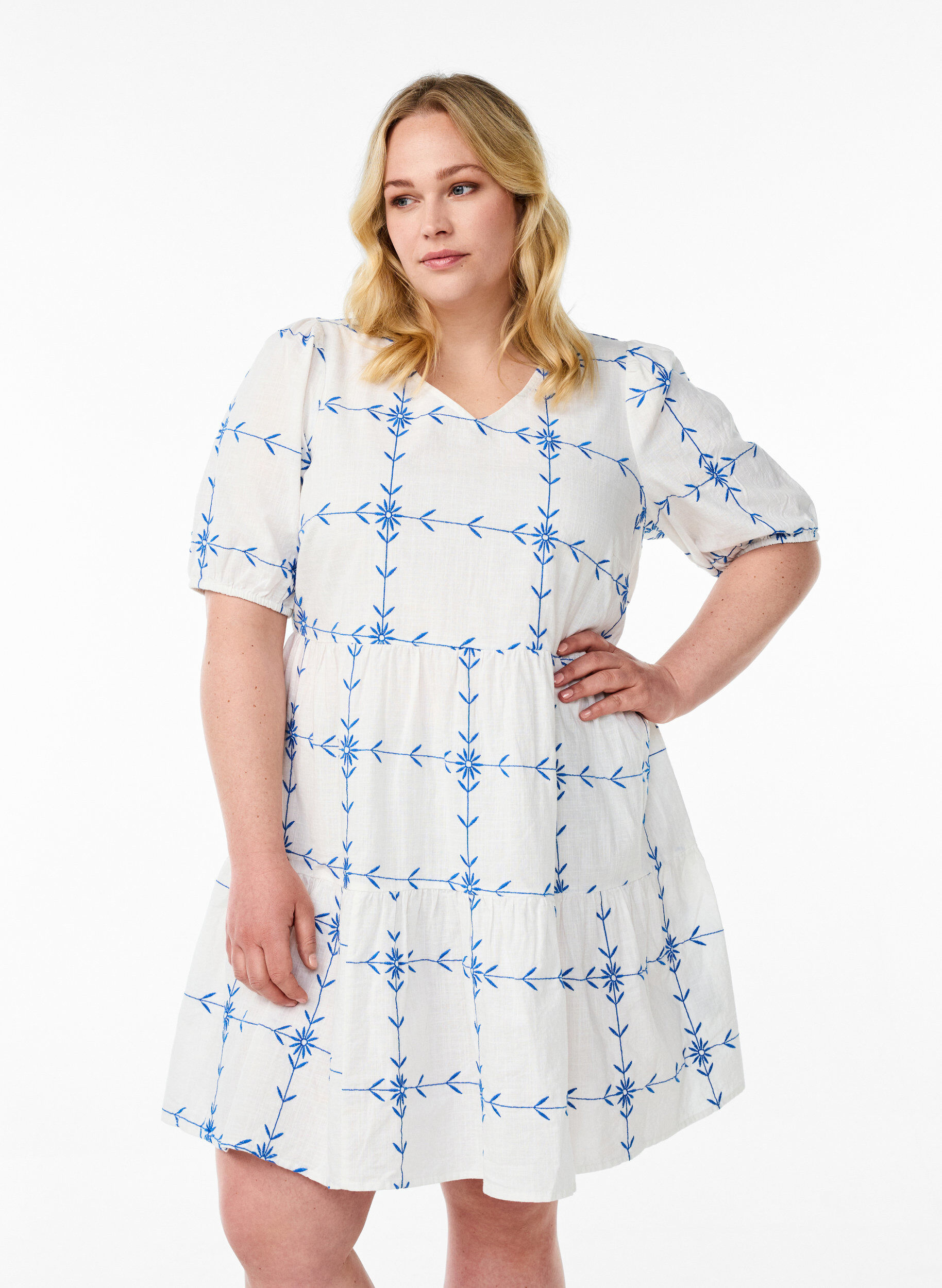 Kort kjole med V-hals og broderi, Hvid, Model