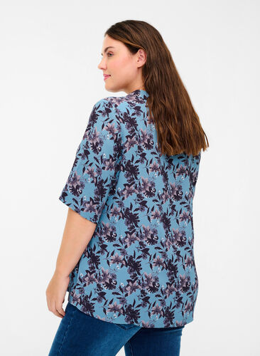 Blomstret visksoe bluse med korte ærmer og krave, Blue w. Flower AOP, Model image number 1