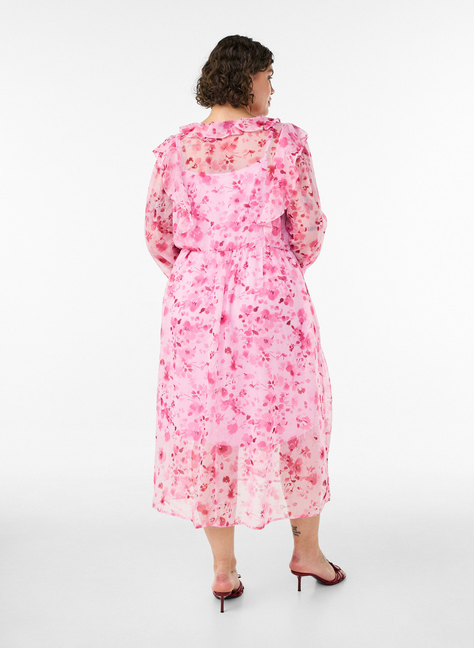 ZizziBlomstret chiffonkjole med fl&aelig;ser og lange &aelig;rmer, Lyser&oslash;d, Model image number 1