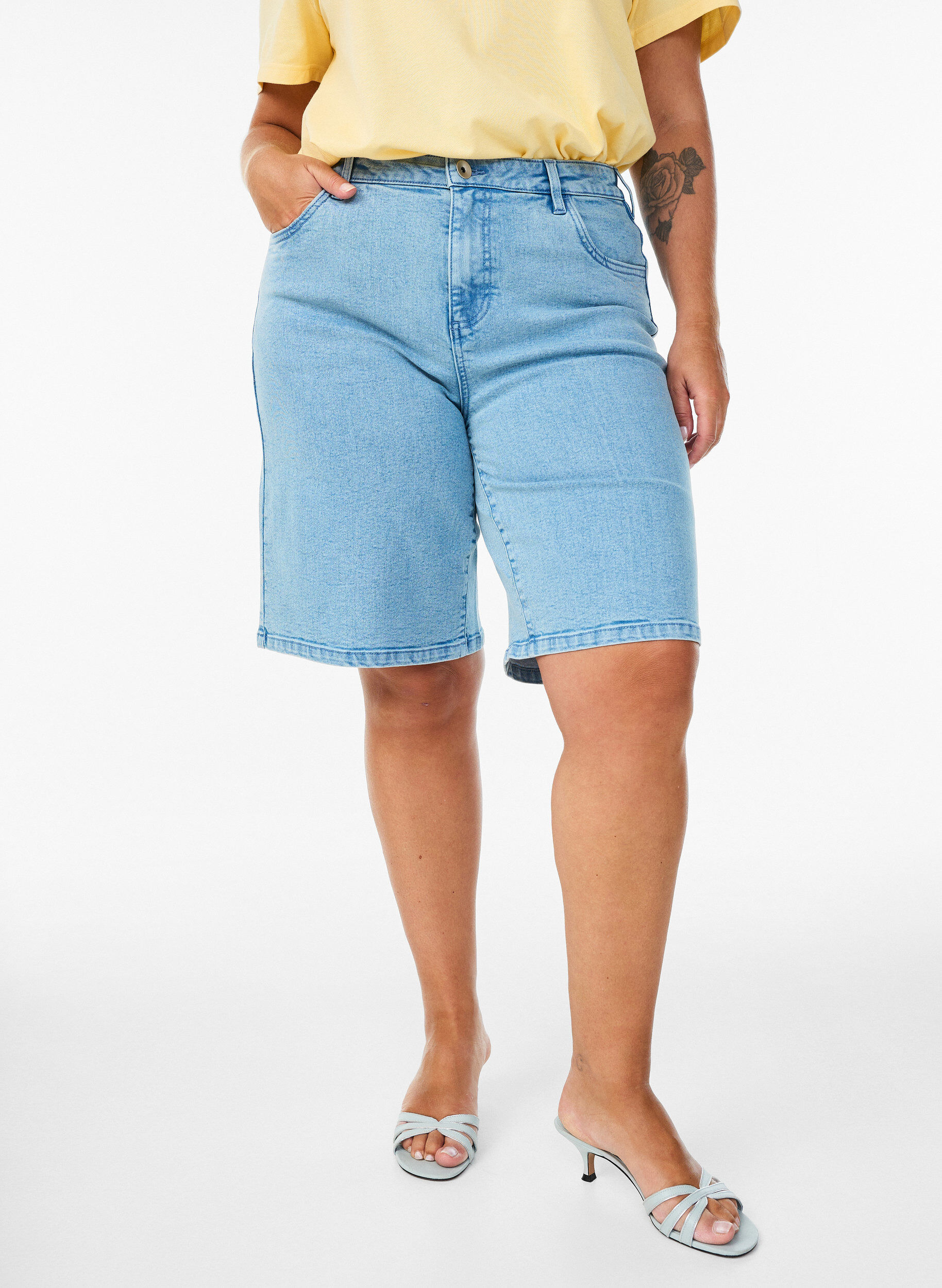 Zizzi L&oslash;se denimshorts med h&oslash;j talje, Bl&aring;, Model image number 3