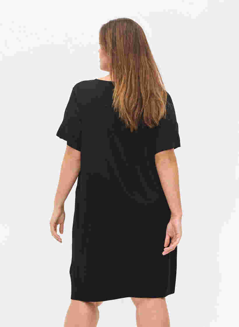 Kortærmet natkjole i viskose, Black, Model image number 1