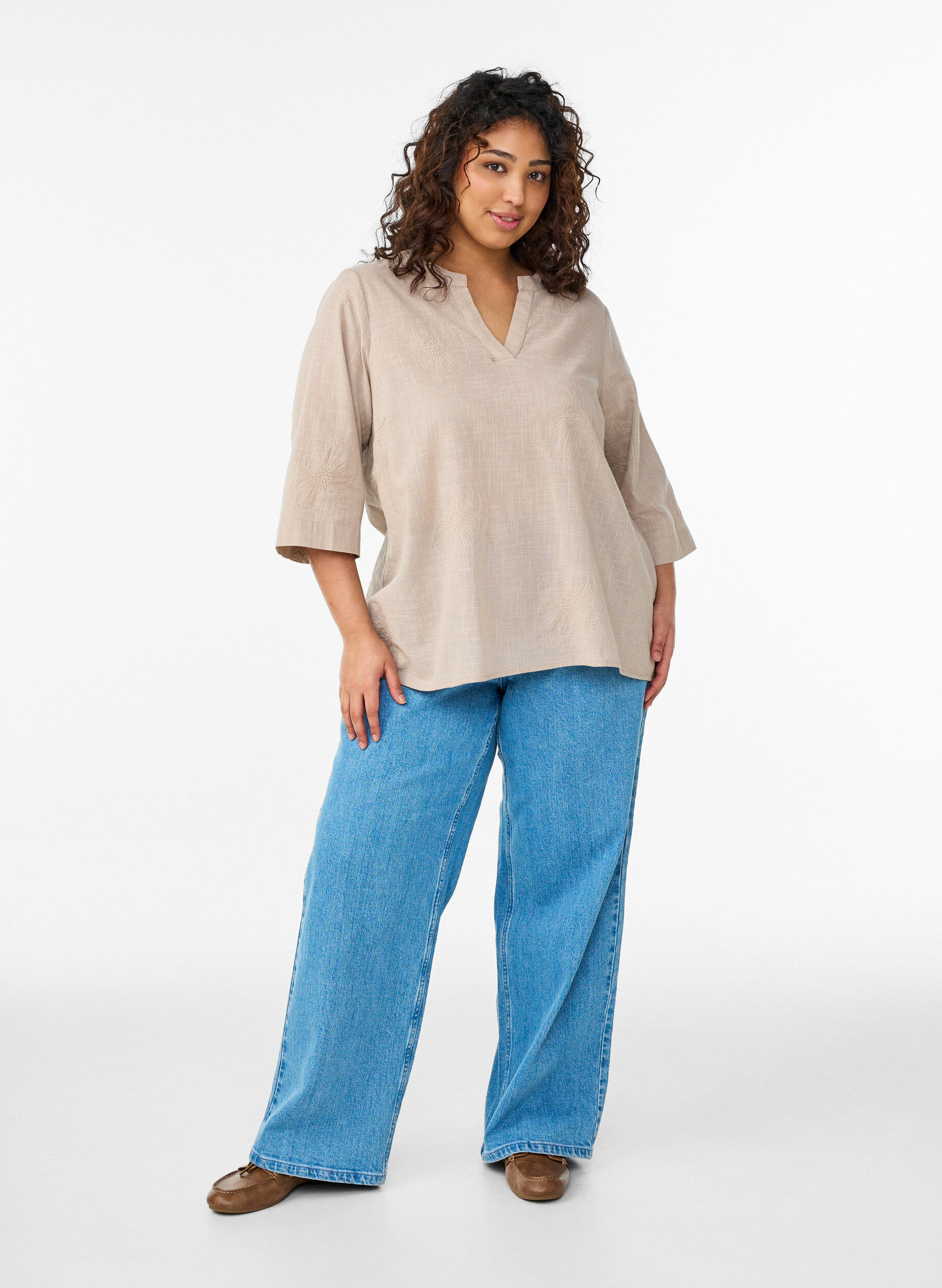 Zizzi Bluse i bomuld med broderede detaljer og 3/4 &aelig;rmer, Beige, Model image number 1