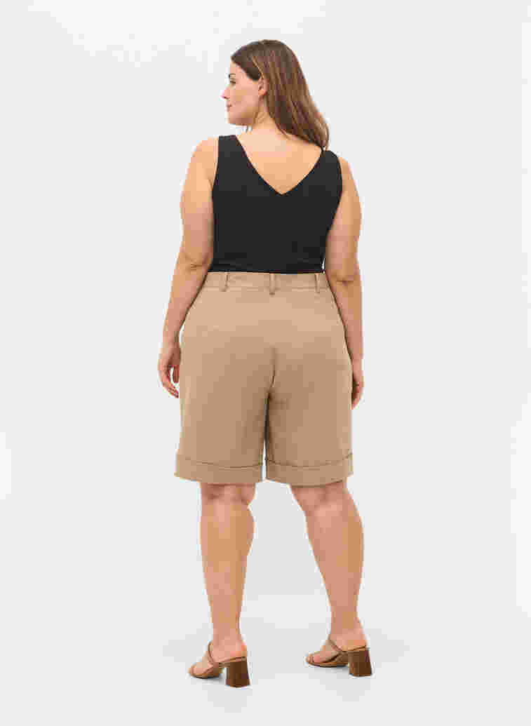Shorts med påsyede lommer, Humus, Model