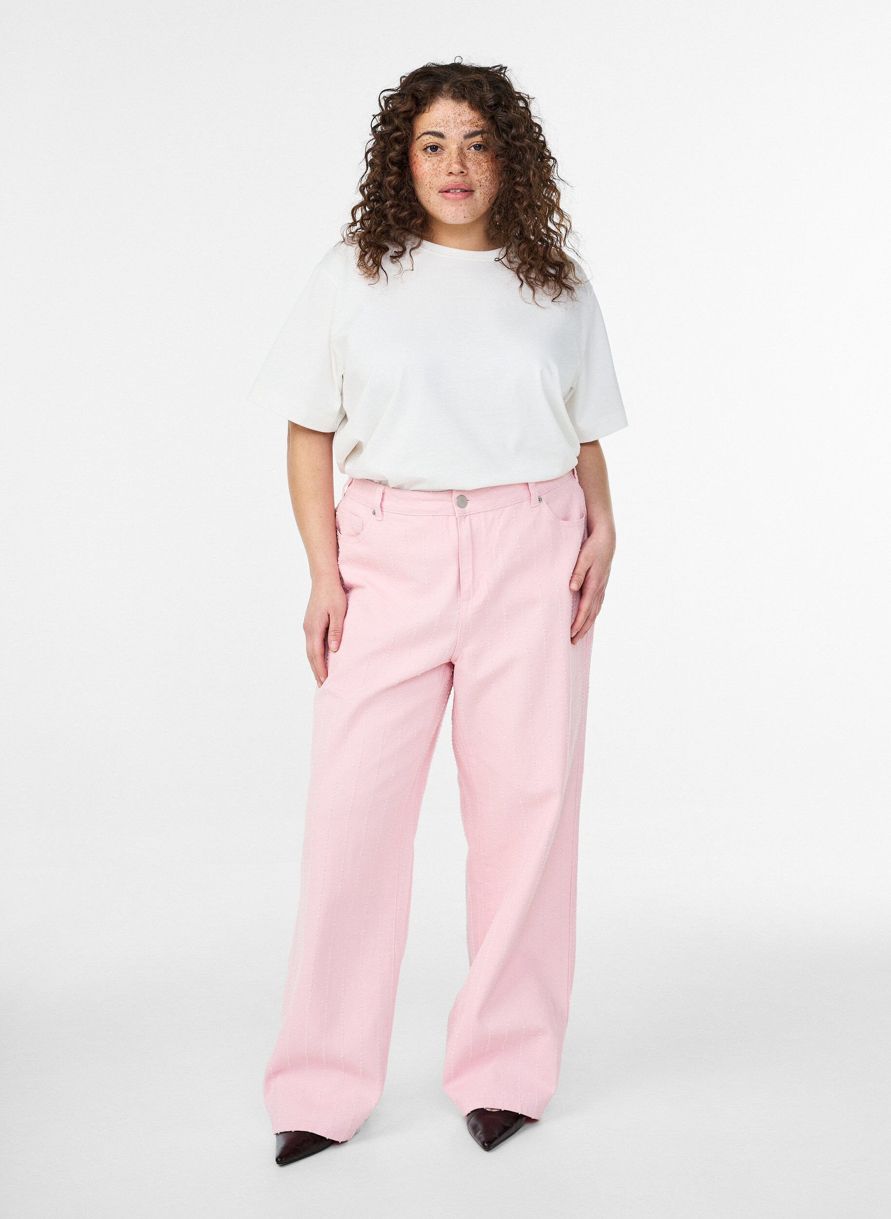 Myra jeans i farvet denim med wide fit og teksturm&oslash;nster, Lyser&oslash;d, Model