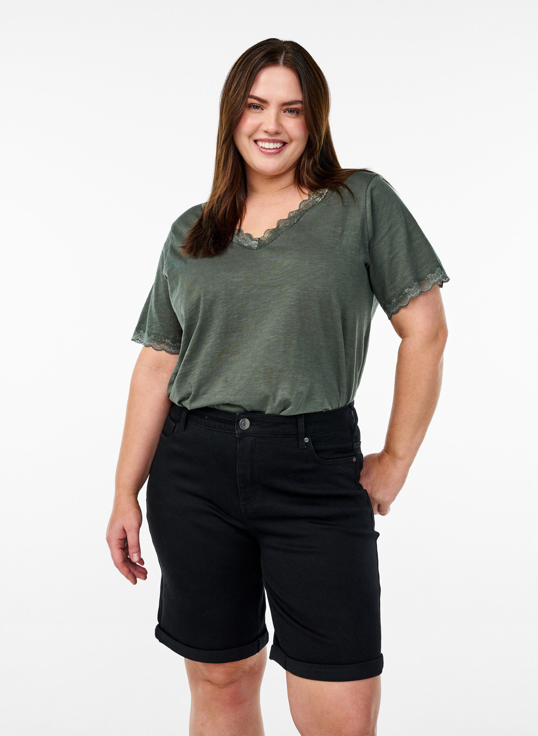 T&aelig;tsiddende denimshorts med h&oslash;j talje, Sort, Model