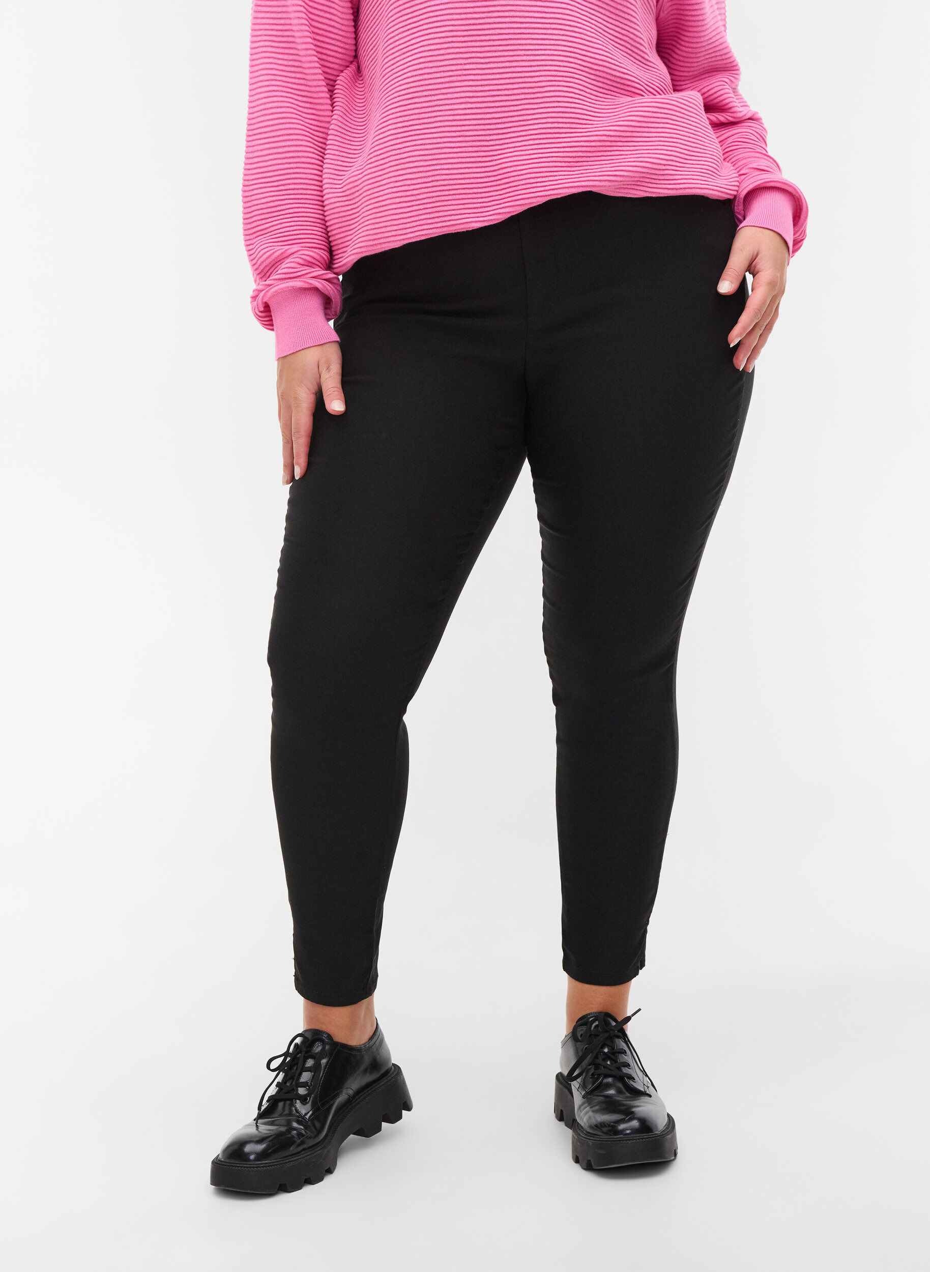 Zizzi Cropped bukser med let shine, Black, Model image number 2