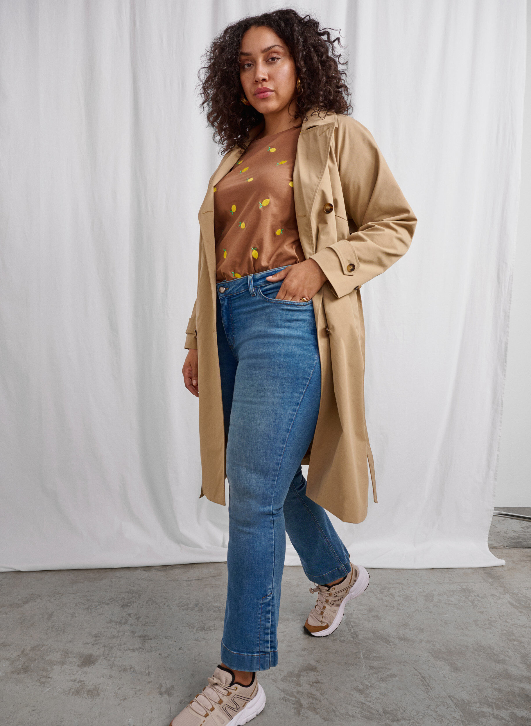 Zizzi Klassisk lang trenchcoat med b&aelig;lte, Chinchilla, Image image number 1