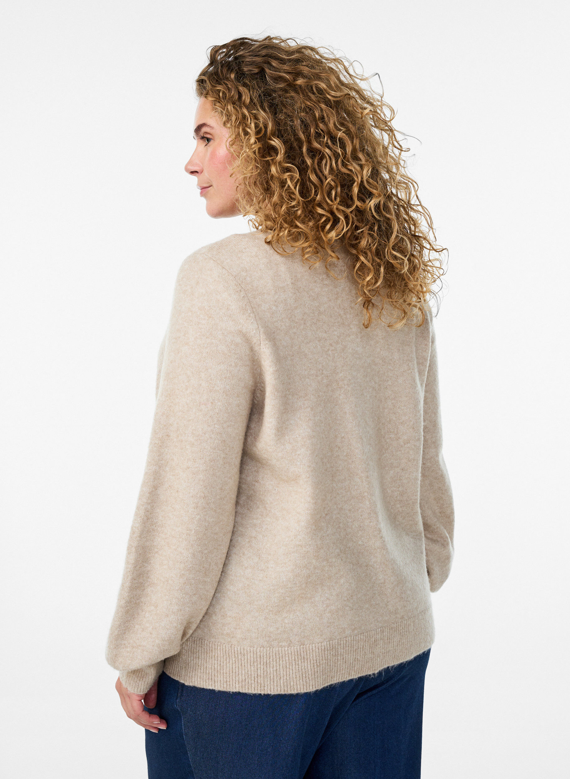 Zizzi Cardigan i bl&oslash;d strik med guldfarvede knapper, Beige, Model image number 2