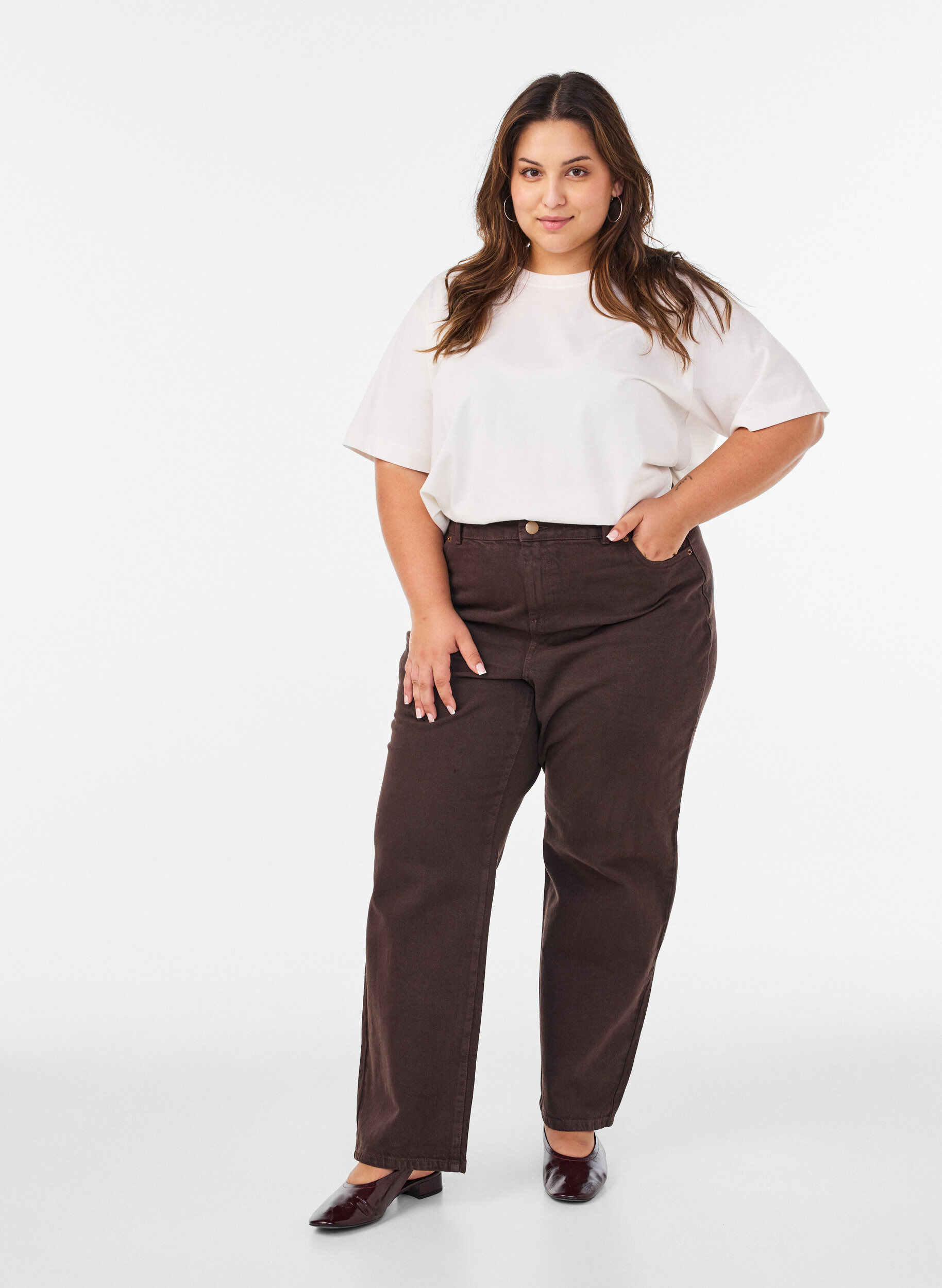 Farvede Kiana jeans med lige pasform, Brun, Model