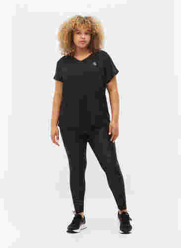 Kortærmet trænings t-shirt med v-hals, Black, Model image number 2