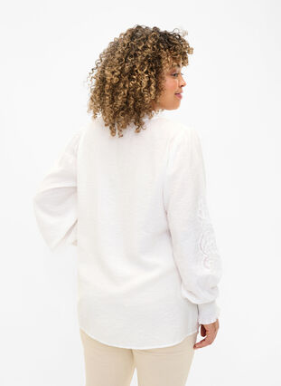 Bluse med flæser og broderi anglaise, Bright White, Model image number 1