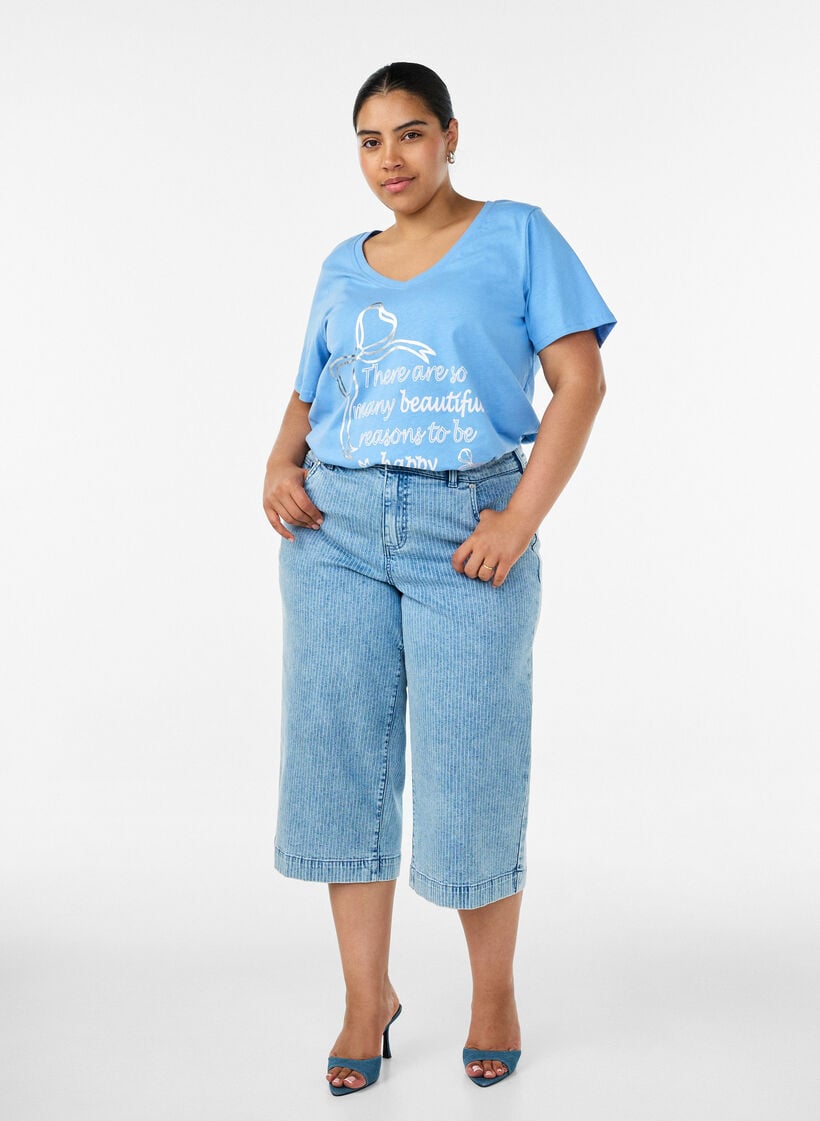 T-shirt i bomuld med V-udsk&aelig;ring og frontprint, Bl&aring;, Model image number 1